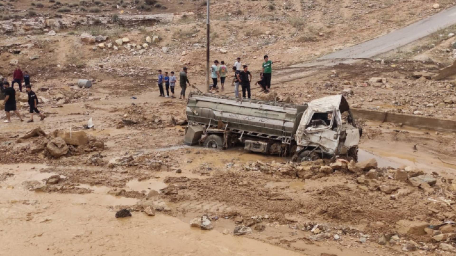 تضرر مركبات بسبب السيول الجارفة في الزرقاء