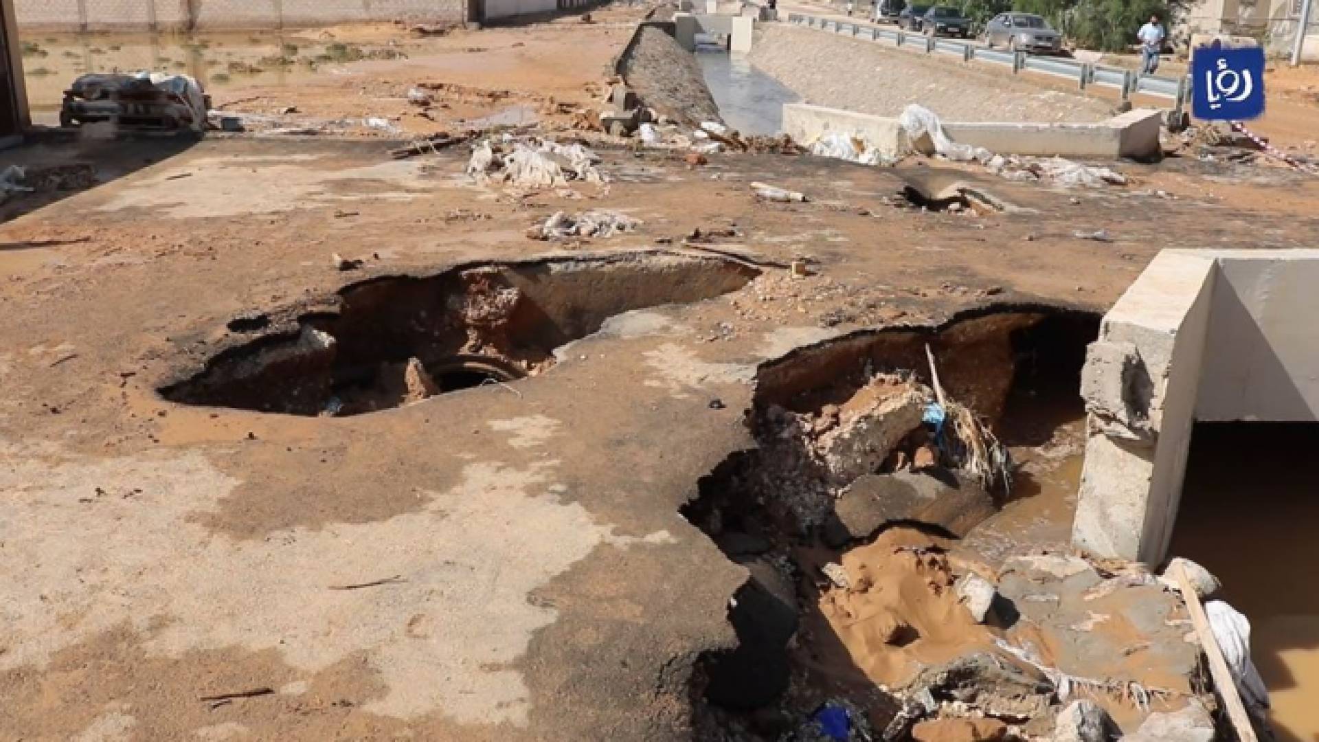 مياه السيول تحاصر منزلا