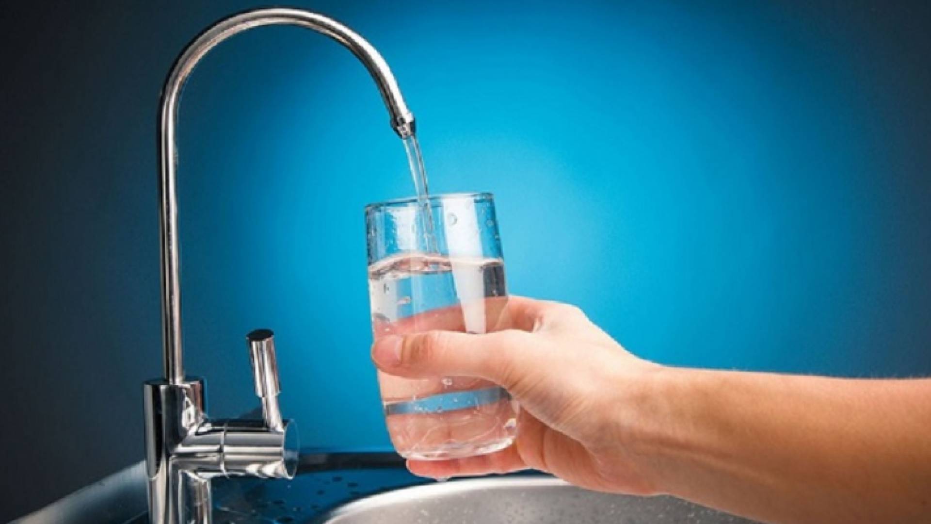 شخص يشرب الماء