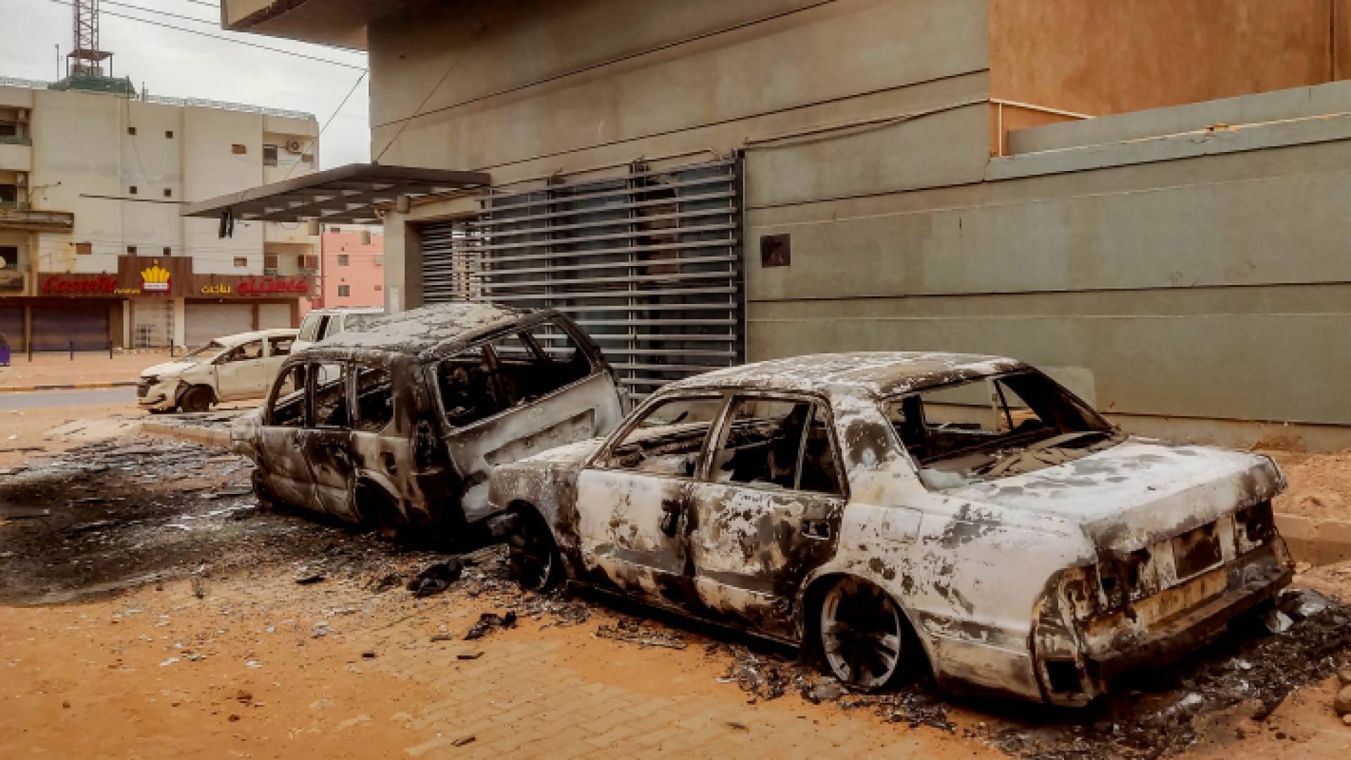 مبنى مكتب الإحصاء المركزي في السودان تعرض للحرق على طريق الستين في جنوب الخرطوم