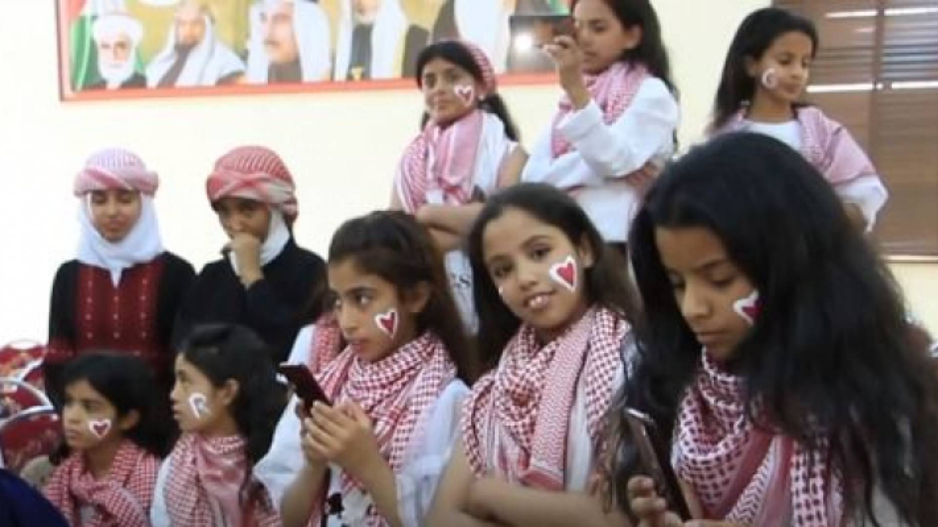 طلبات مدارس مشاركات في الحفل