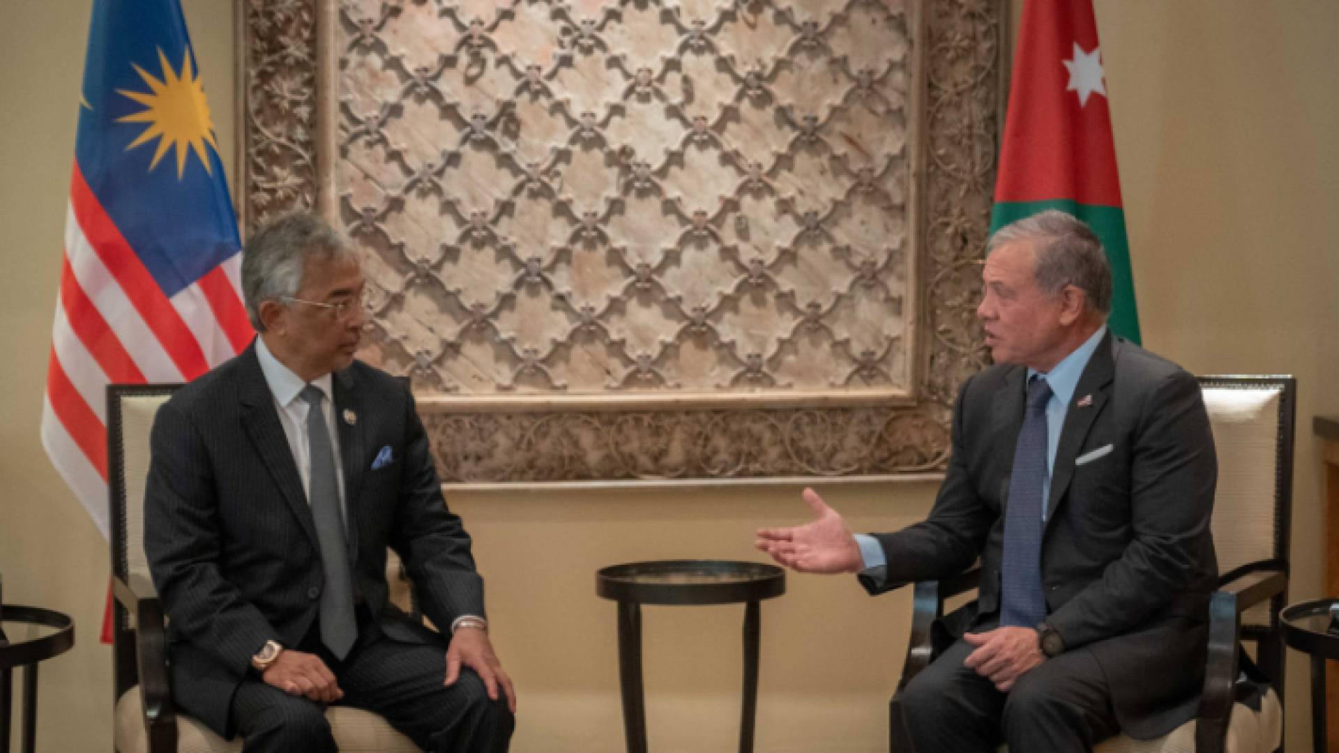 الملك أثناء استقباله ملك ماليزيا في بيت الأردن