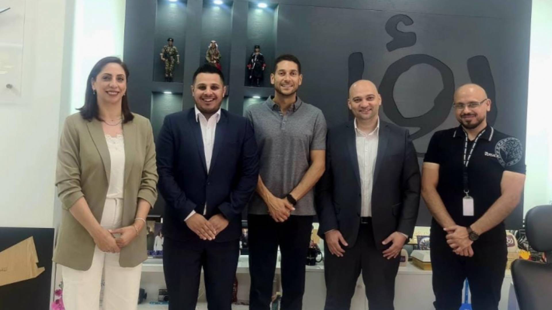 المدير العام لمجموعة رؤيا الإعلامية المهندس فارس الصايغ والوفد الفلسطيني أثناء زيارة القناة