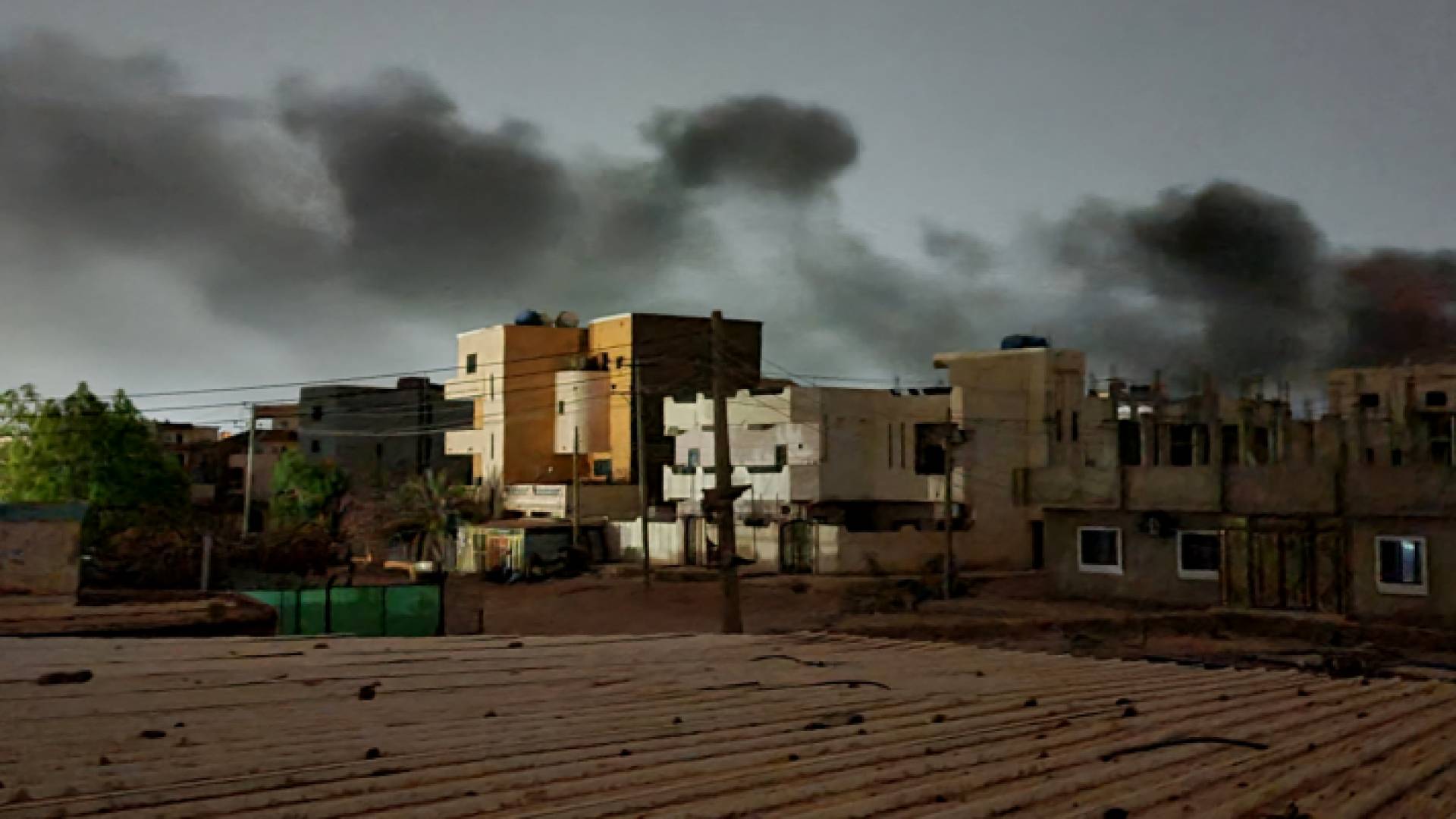 تصاعد أعمدة الدخان جراء الاشتباكات في السودان