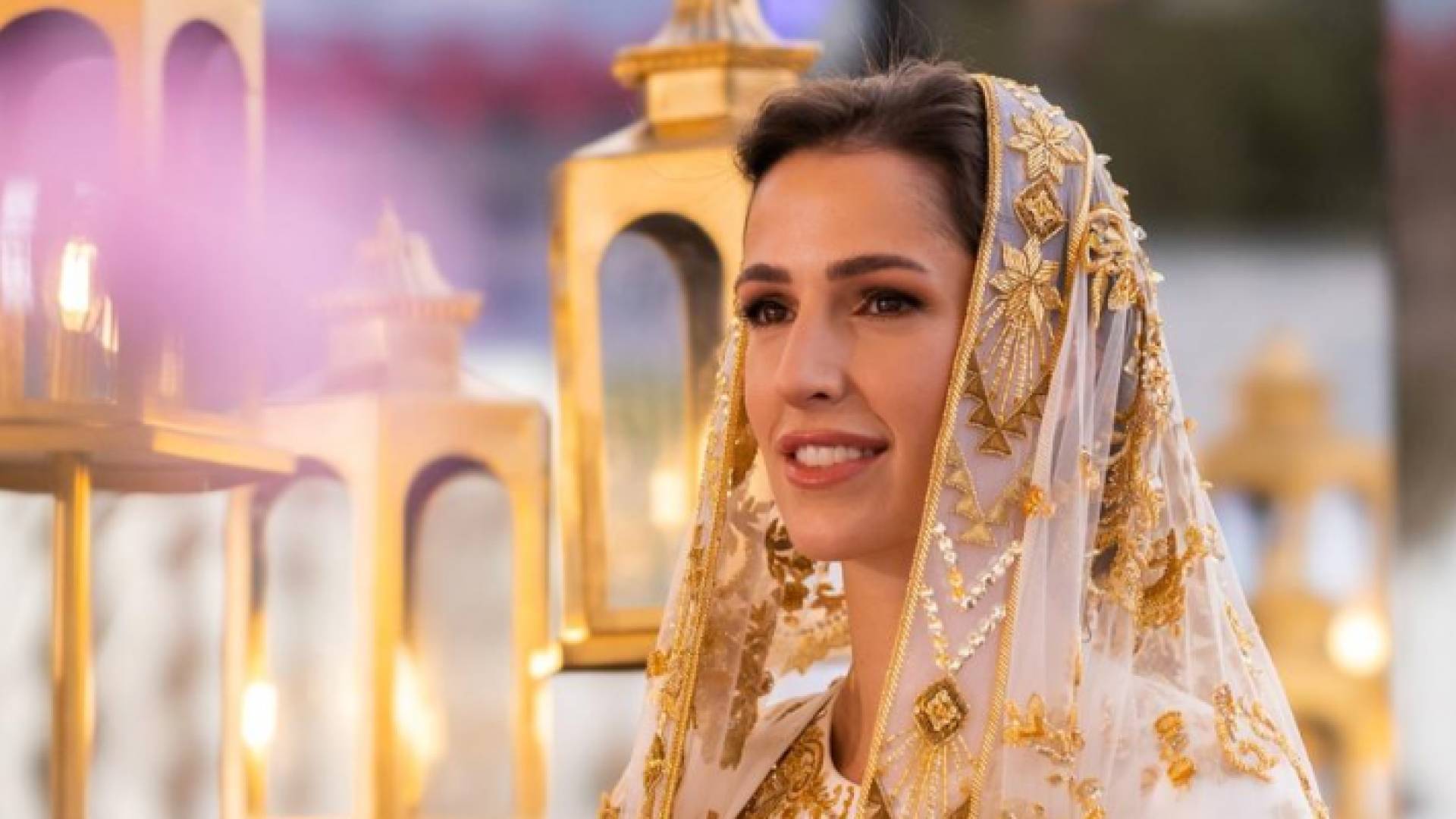 الآنسة رجوة آل سيف