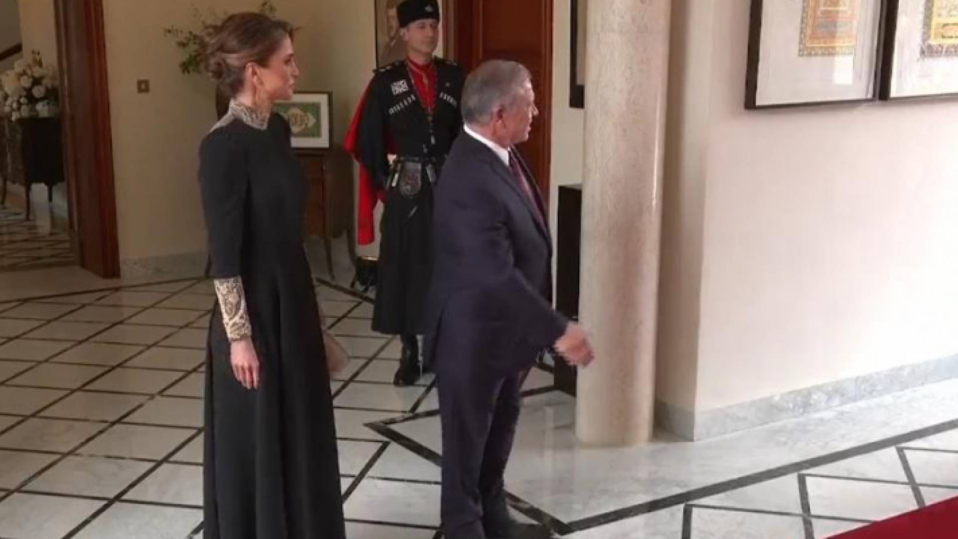 الملك والملكة يستقبلان ضيوف حفل الزفاف