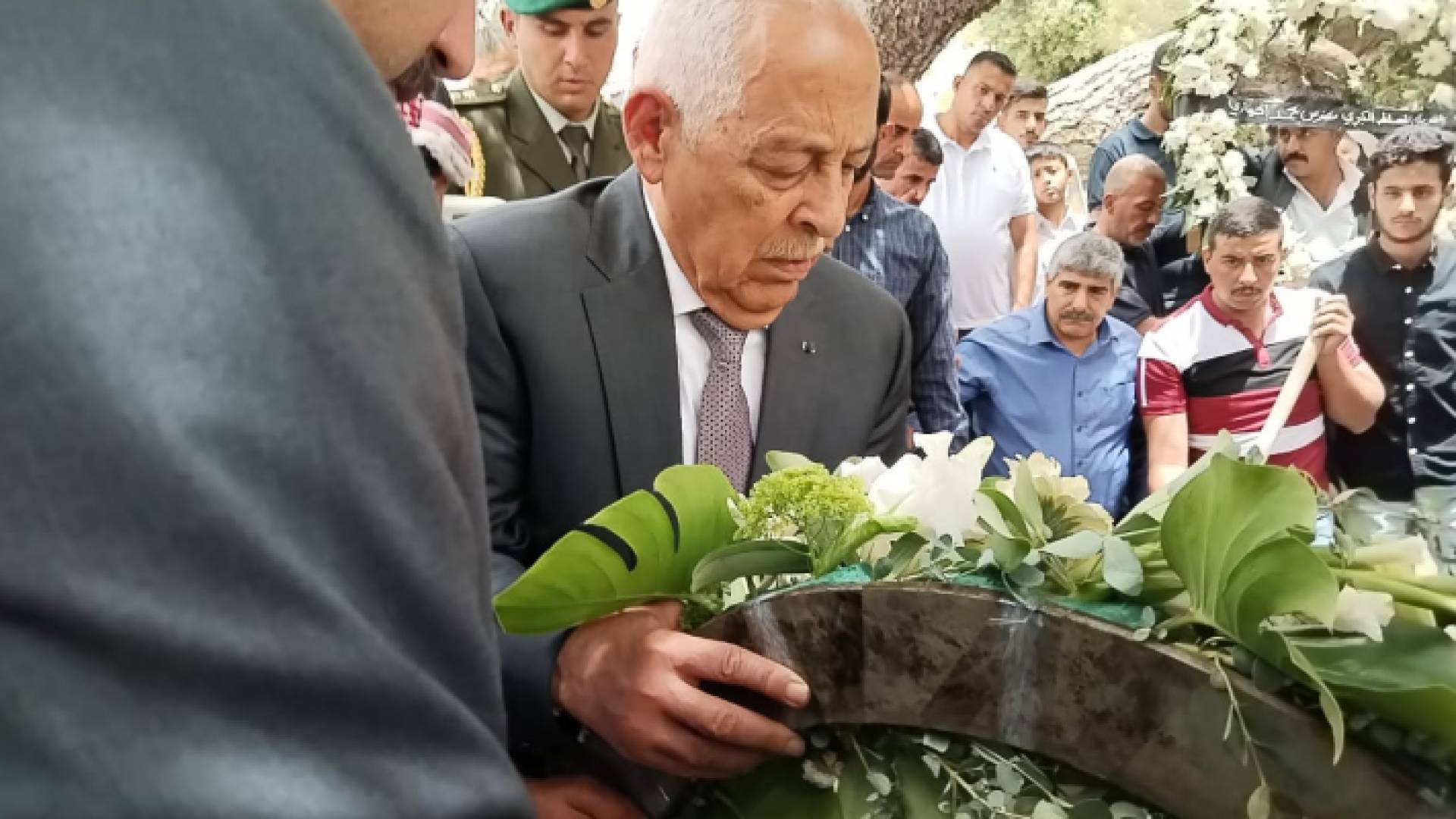 رئيس الديوان الملكي يوسف العيسوي خلال مشاركته بتشييع جثمان الفزاع