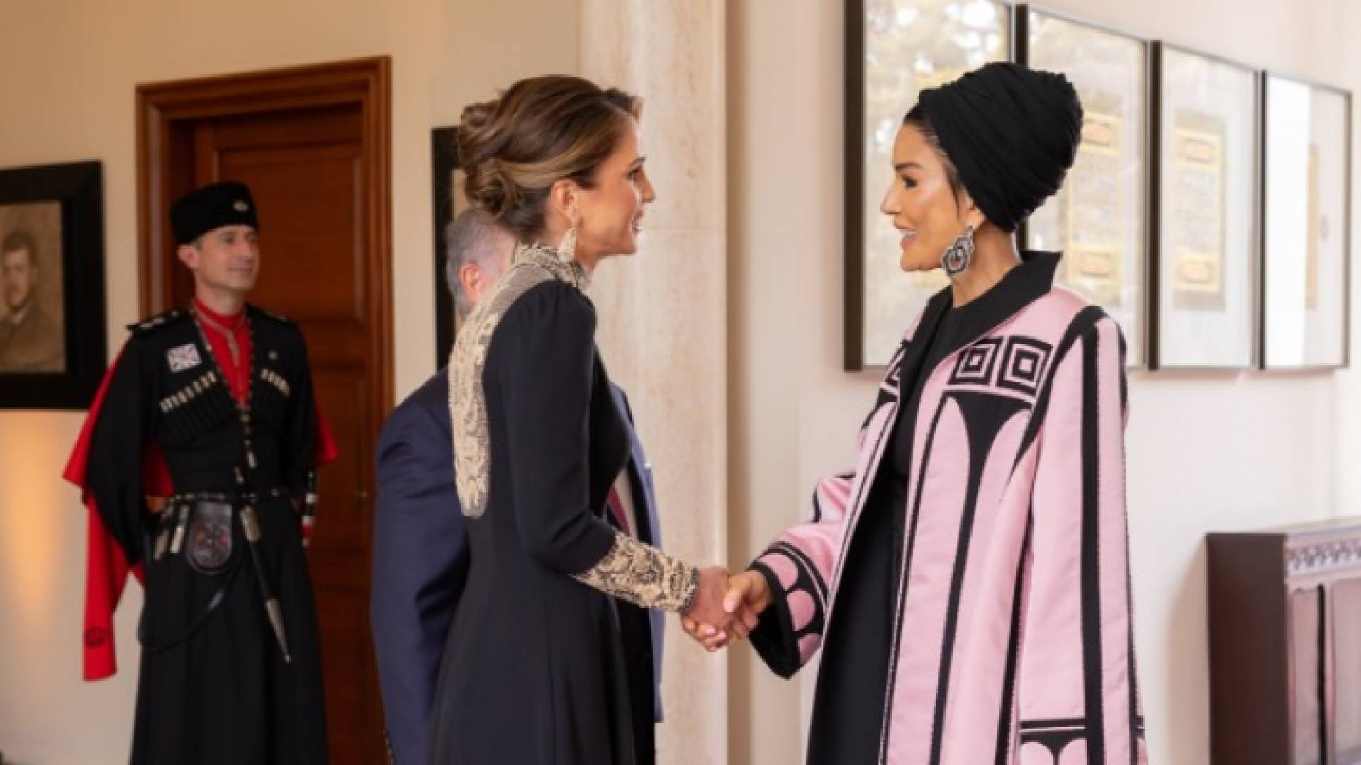 الشيخة موزا أثناء حضورها مراسم الزفاف الملكي