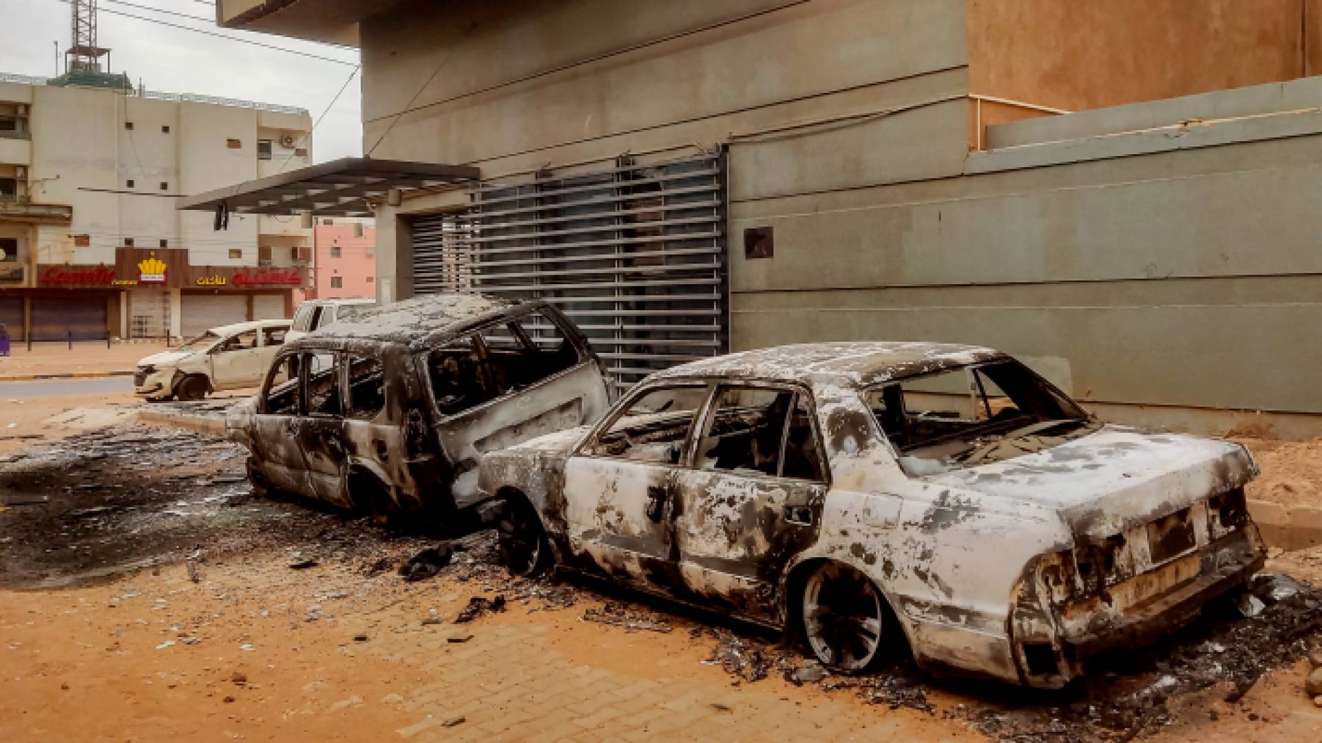 الصورة من آثار الاشتباكات المسلحة في السودان