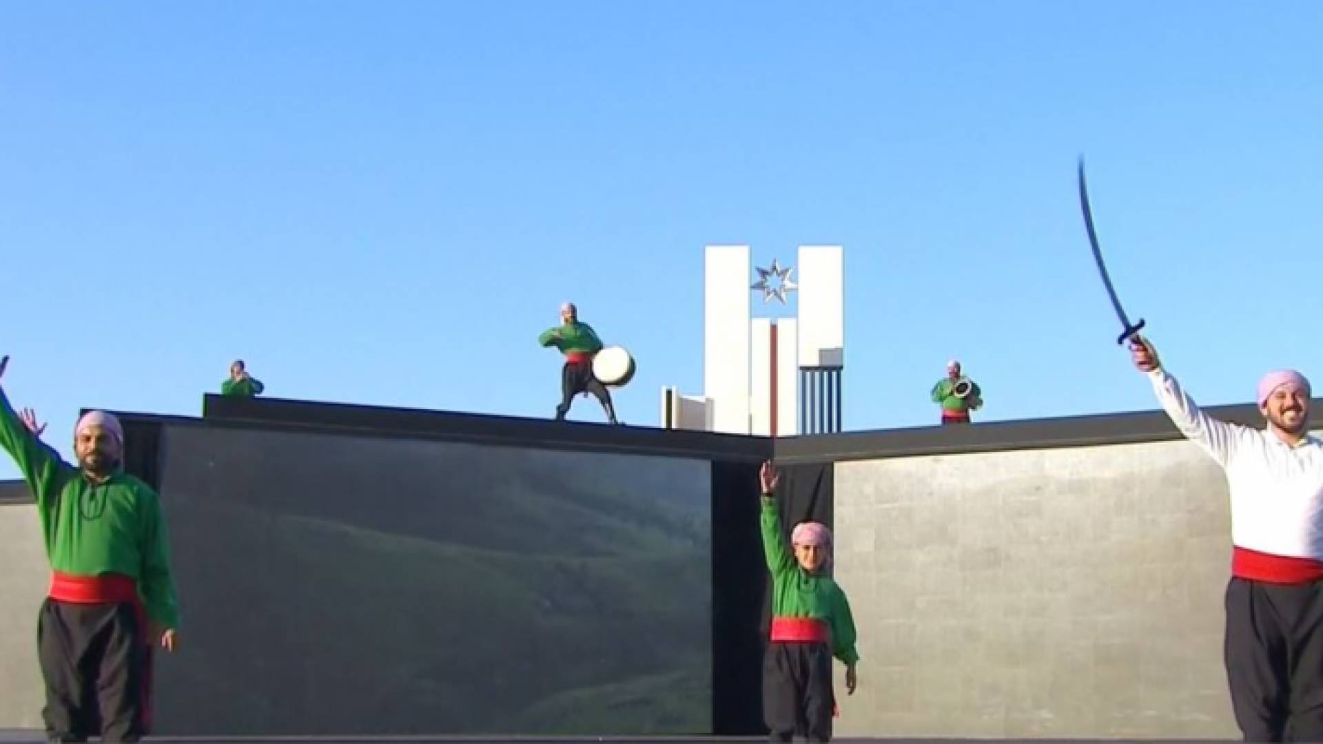 الطفل إبراهيم أبوالشيخ في حفل مأدبة عشاء زفاف ولي العهد