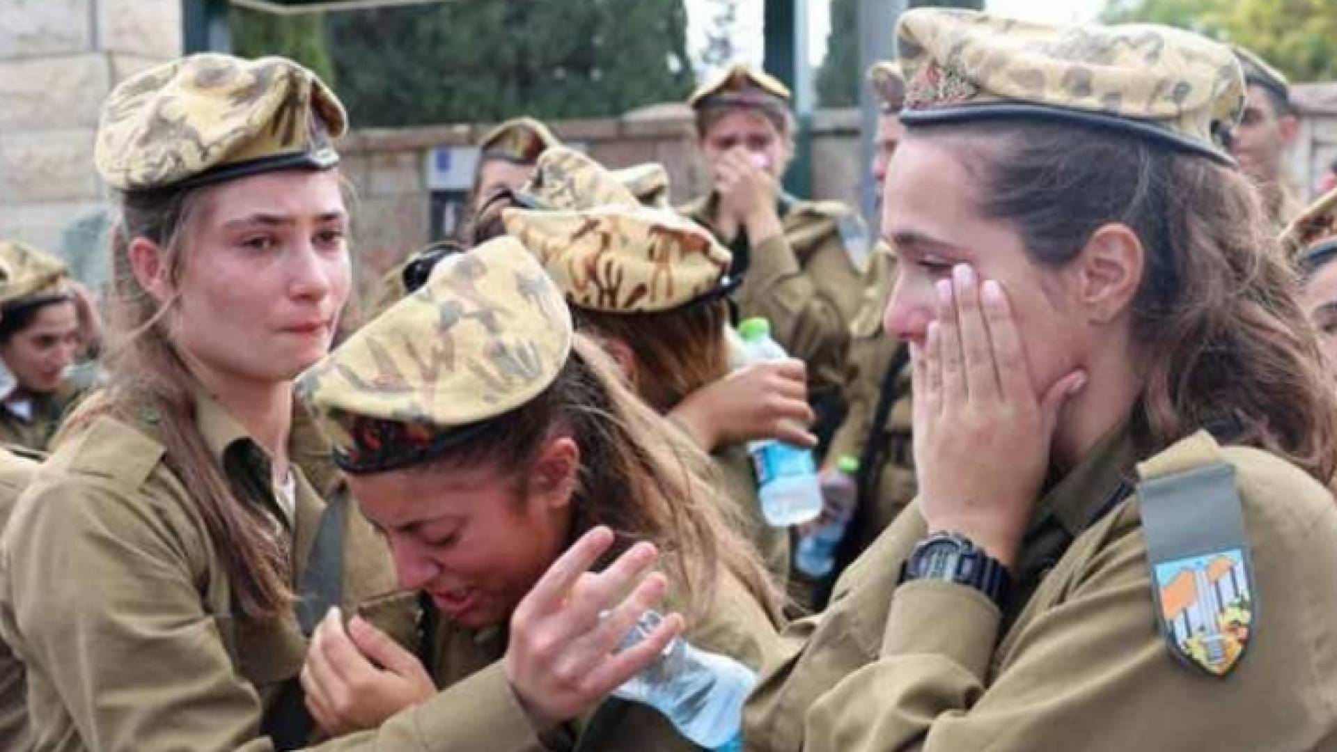 بكاء مجندات في جيش الاحتلال خلال تشييع الجنود القتلى برصاص جندي مصري