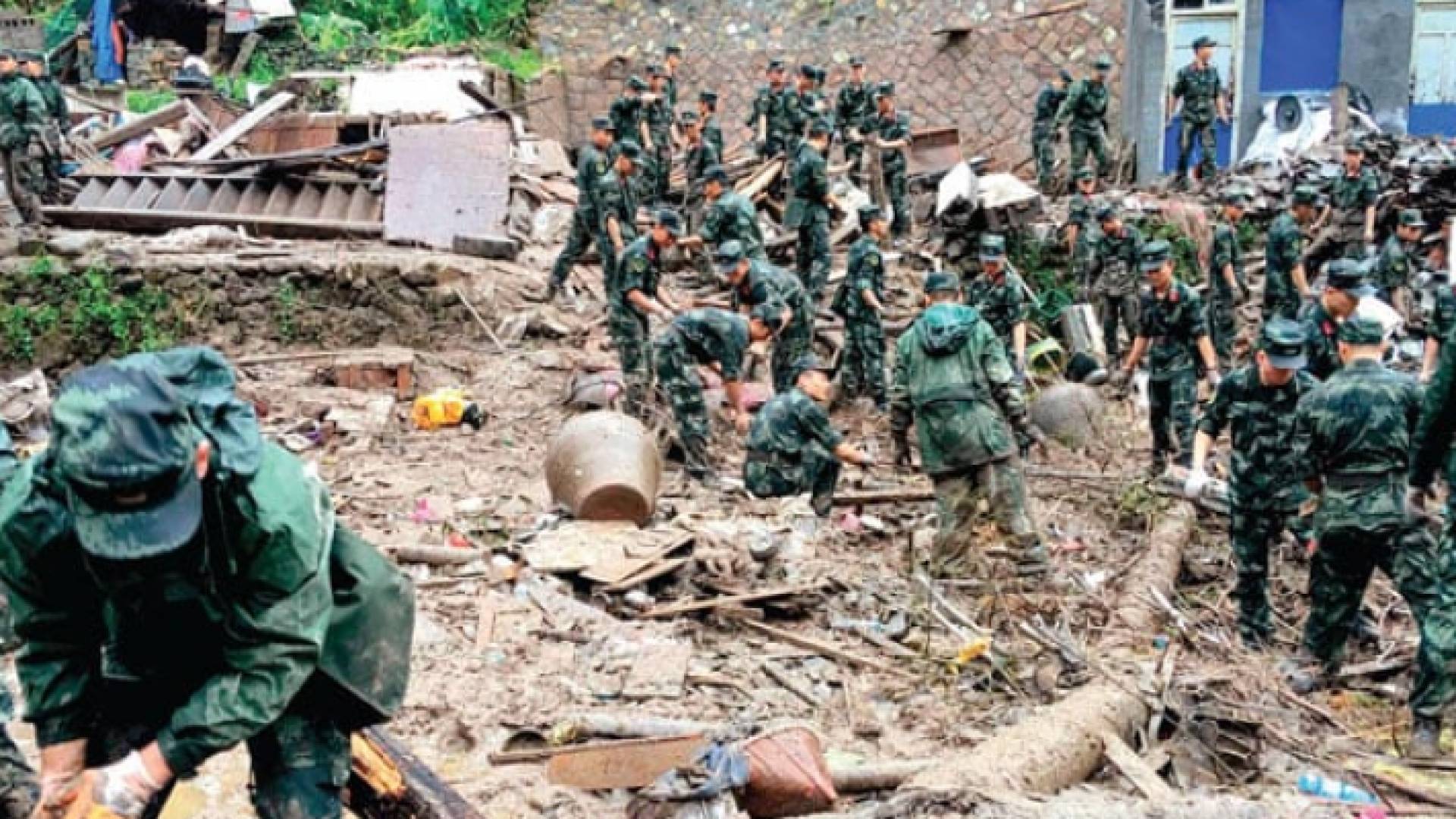 فرق الإنقاذ والأجهزة الأمنية الصنية في موقع الحادثة