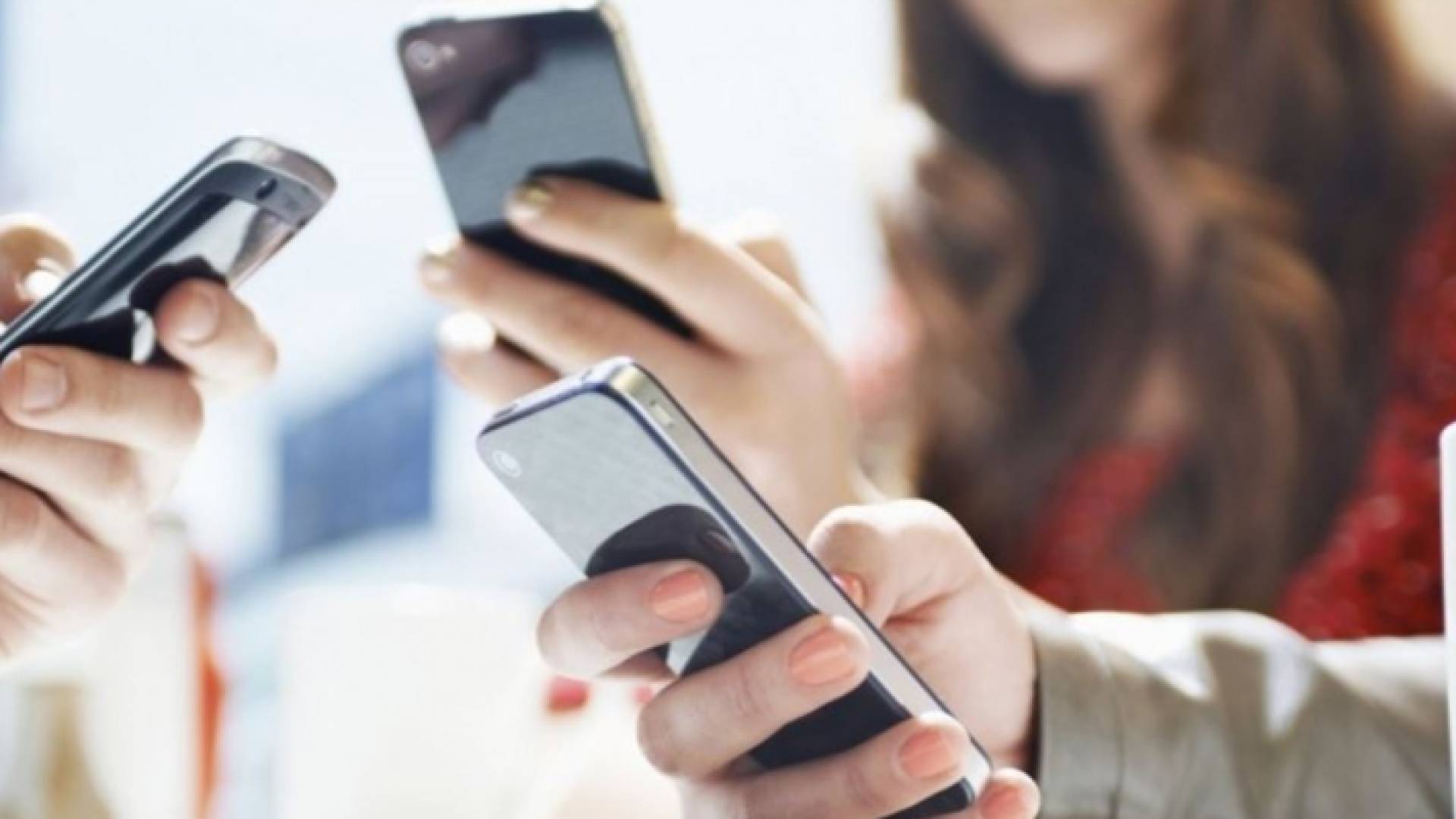 أشخاص يحملون أجهزة خلوية "تعبيرية"