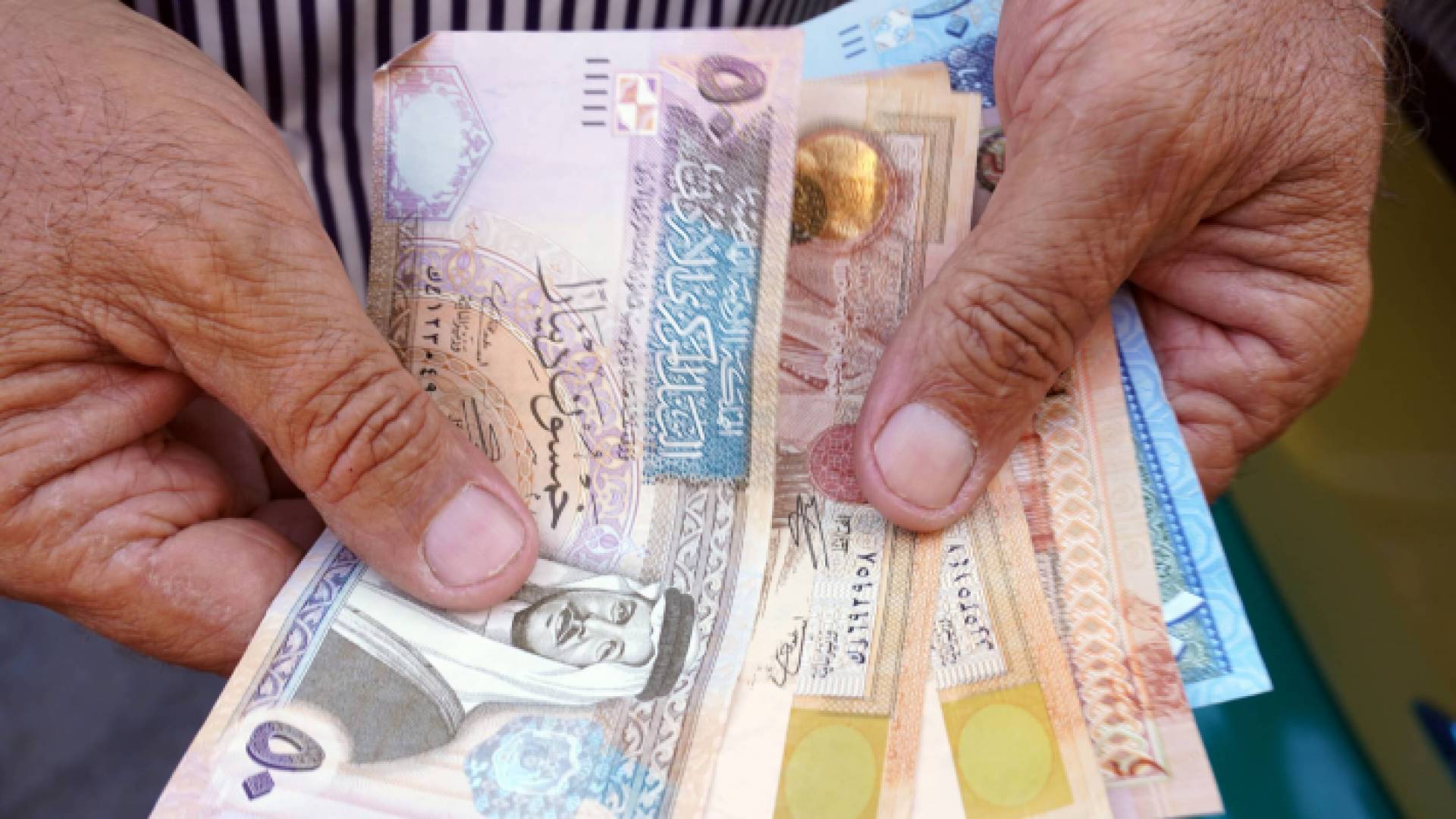 شخص يحمل نقود ورقية