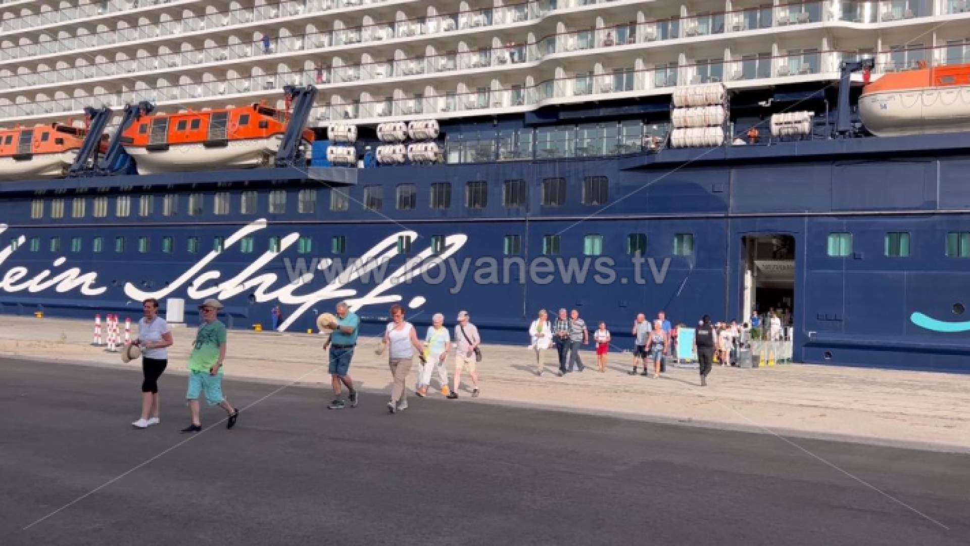 الصورة لحظة وصول السياح