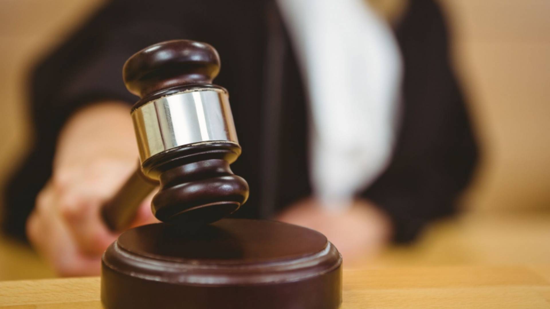 مطرقة قاض وسندان