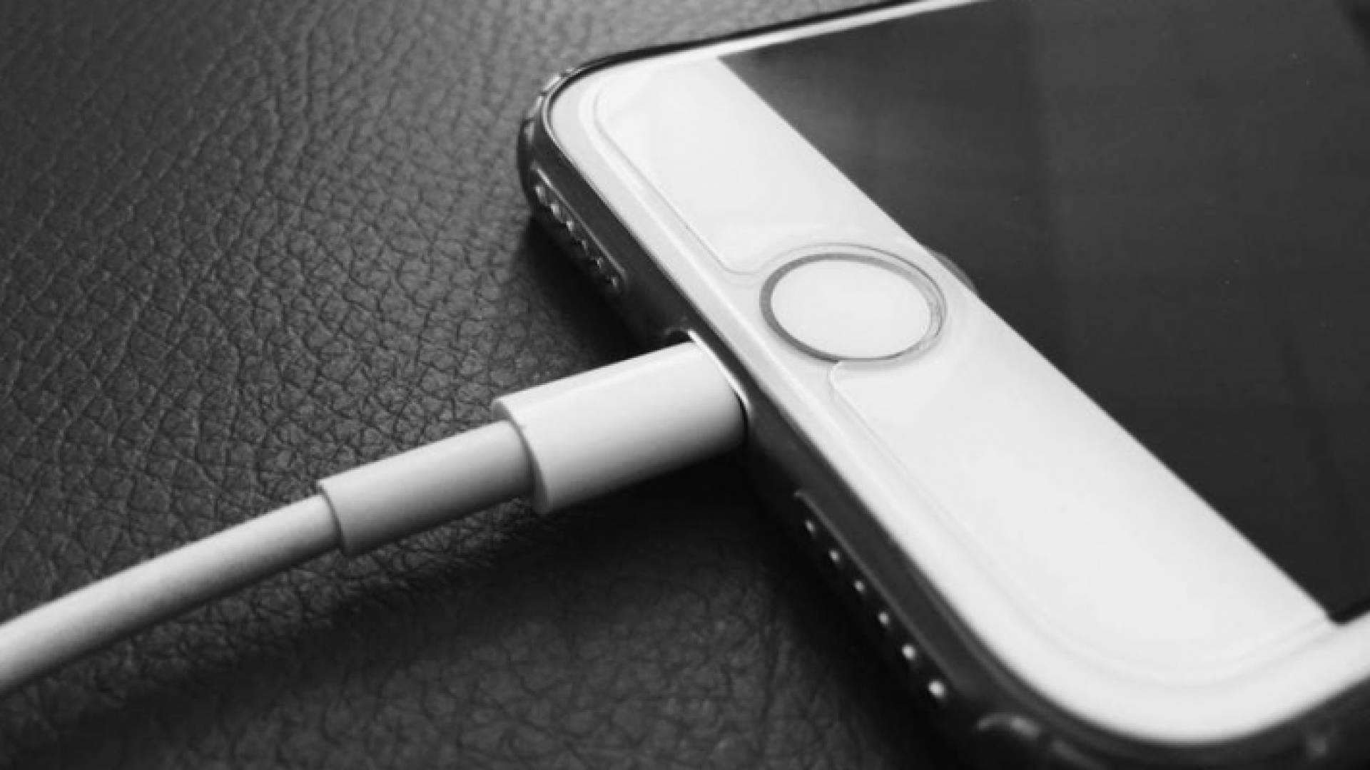 إيصال هاتف خلوي بكيبل شحن