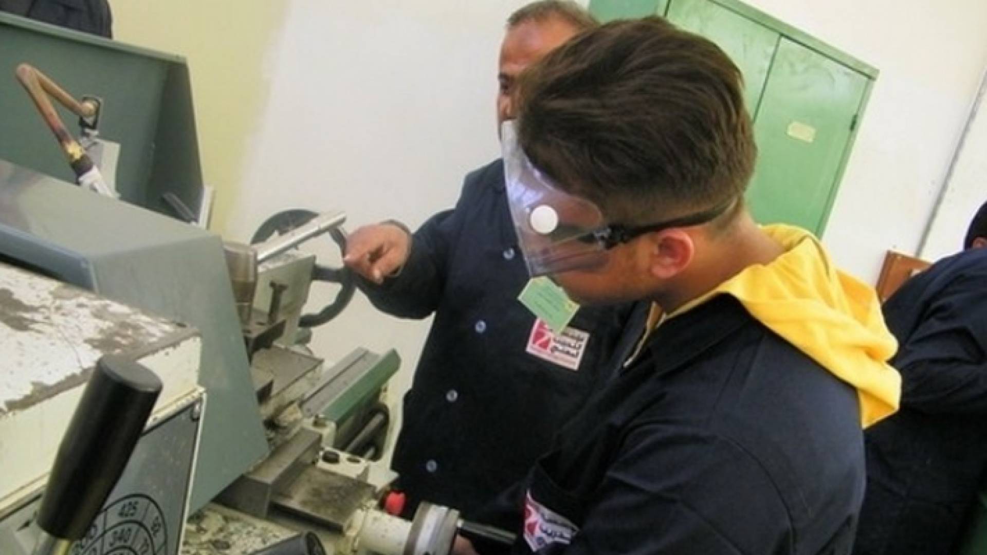 طالب يتدرب على مهنة في مؤسسة التدريب المهني