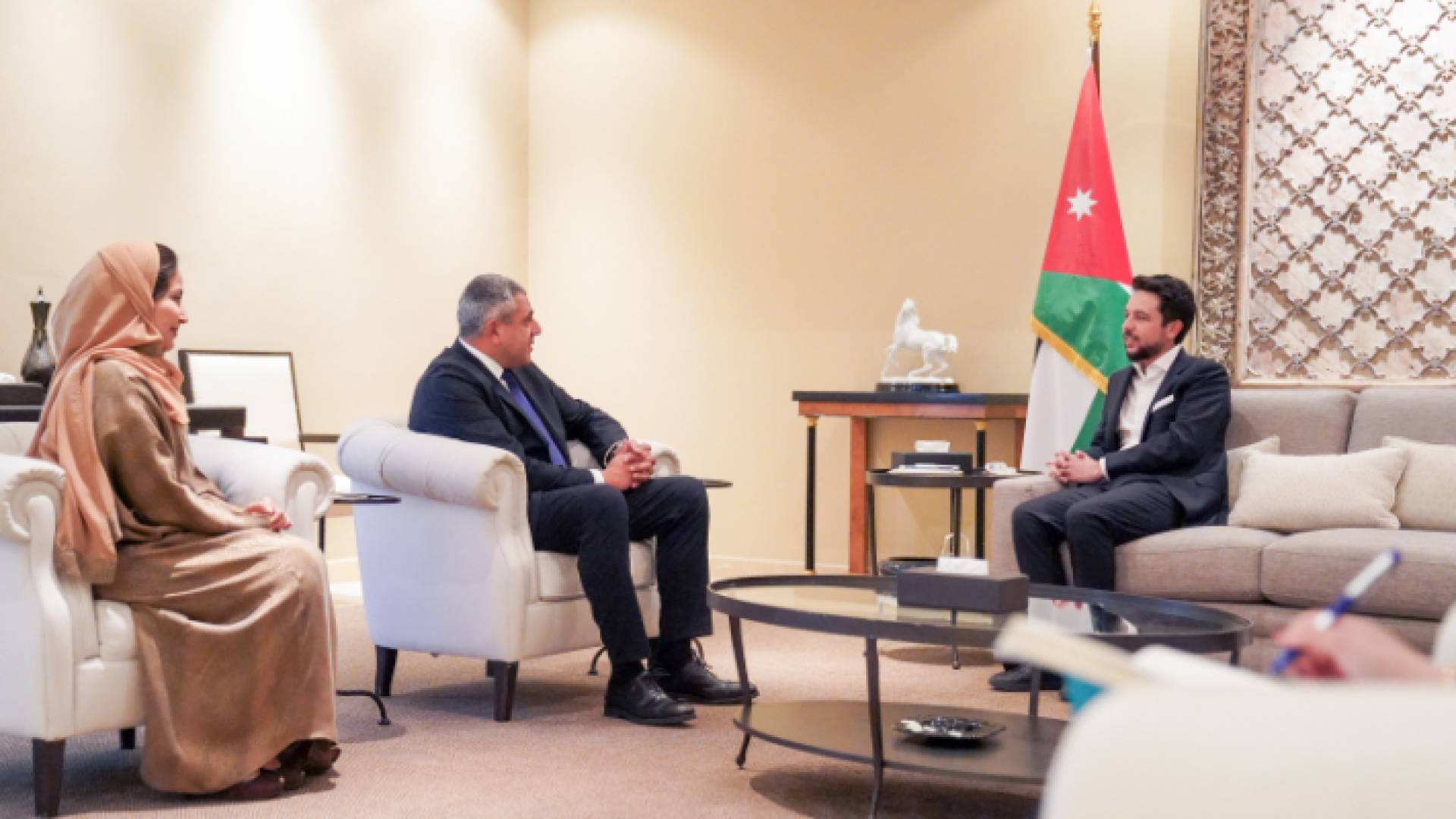 سمو الأمير الحسين بن عبد الله الثاني أثناء استقباله الأمين العام لمنظمة السياحة العالمية