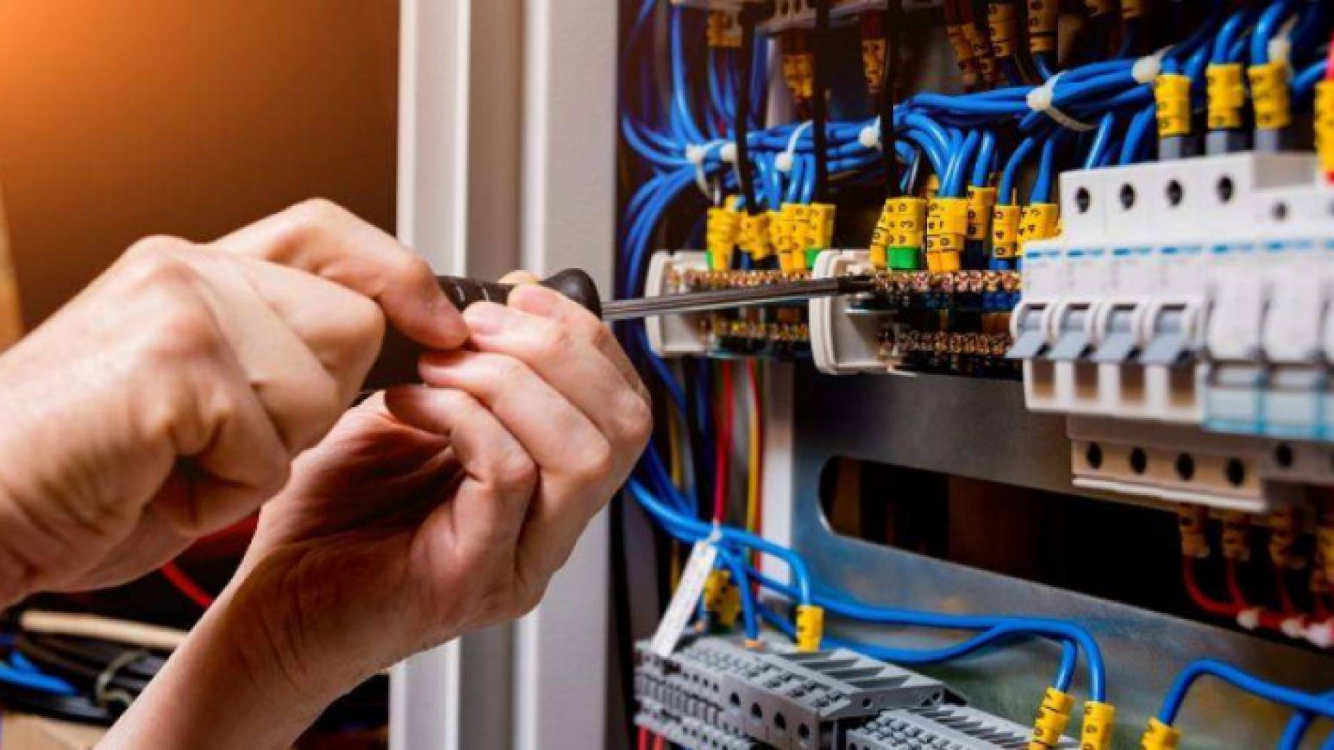 شخص يجري صيانة للكهرباء