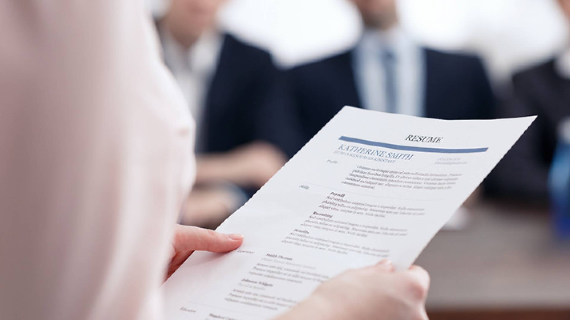 فتاة تقدم وظيفة