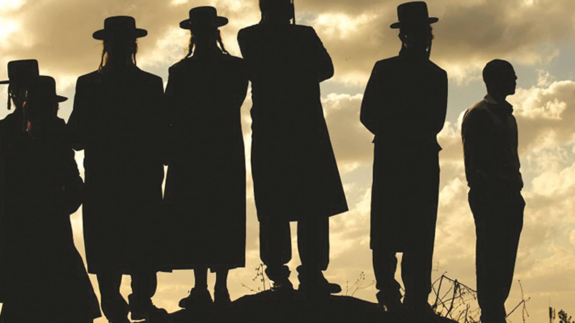 مجموعة من اليهود بزيهم التقليدي