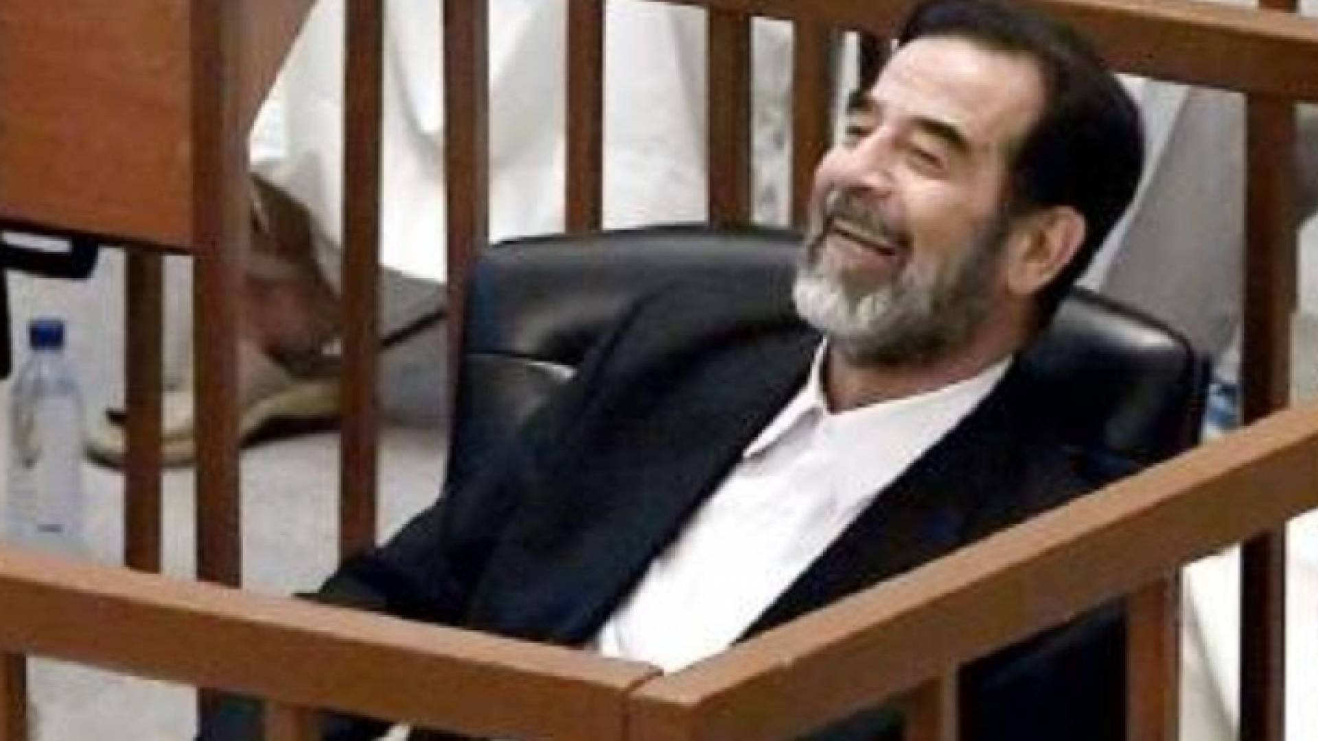 الراحل صدام حسين أثناء تواجده في المحكمة