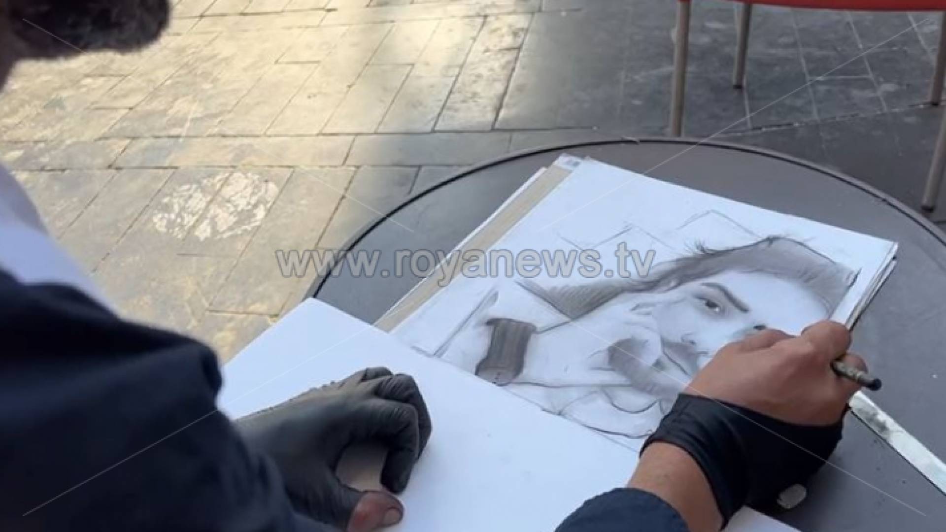 إحدى رسومات الفنان أحمد عقل بالقرب من درج الرضا في وسط البلد