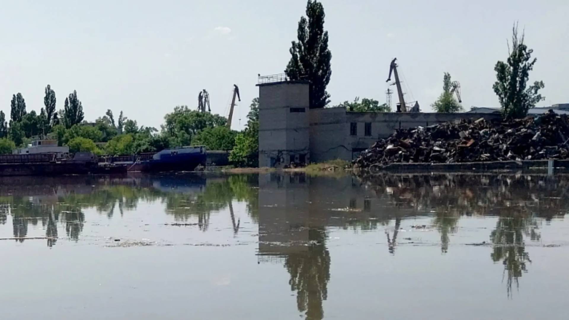 الفيضانات التي تسبب بها تدمير سد كاخوفكا الواقع جنوبي أوكرانيا