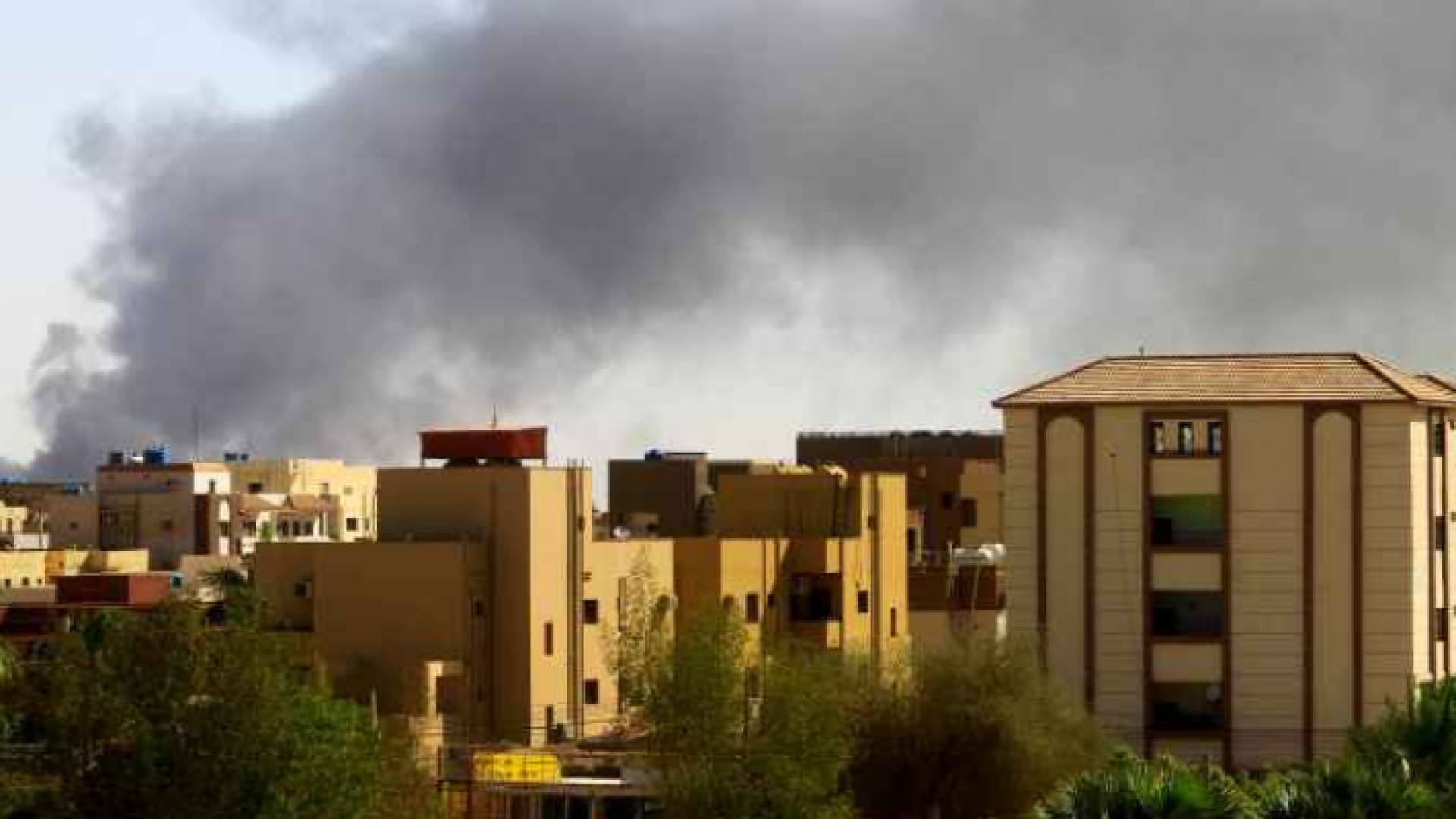 تصاعد أعمدة الدخان جراء الاشتباكات في السودان