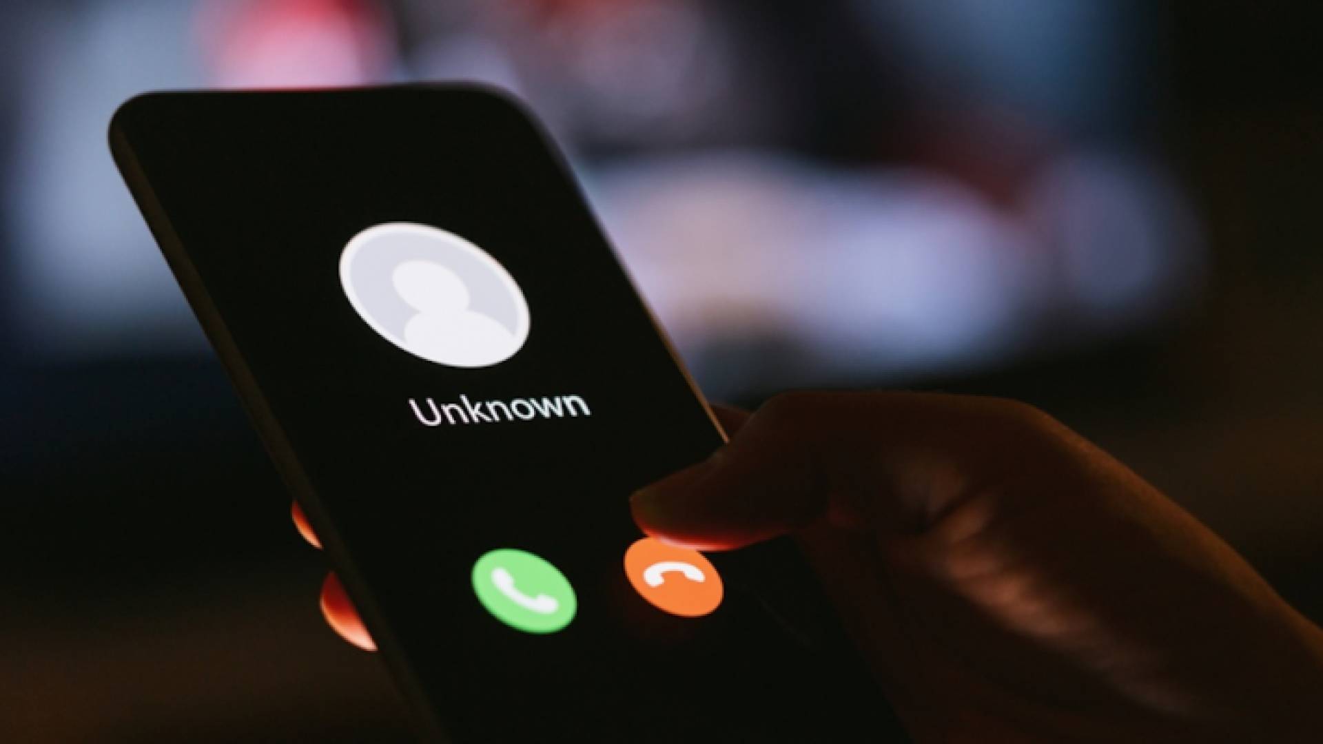 شخص يحمل هاتفا خلويا