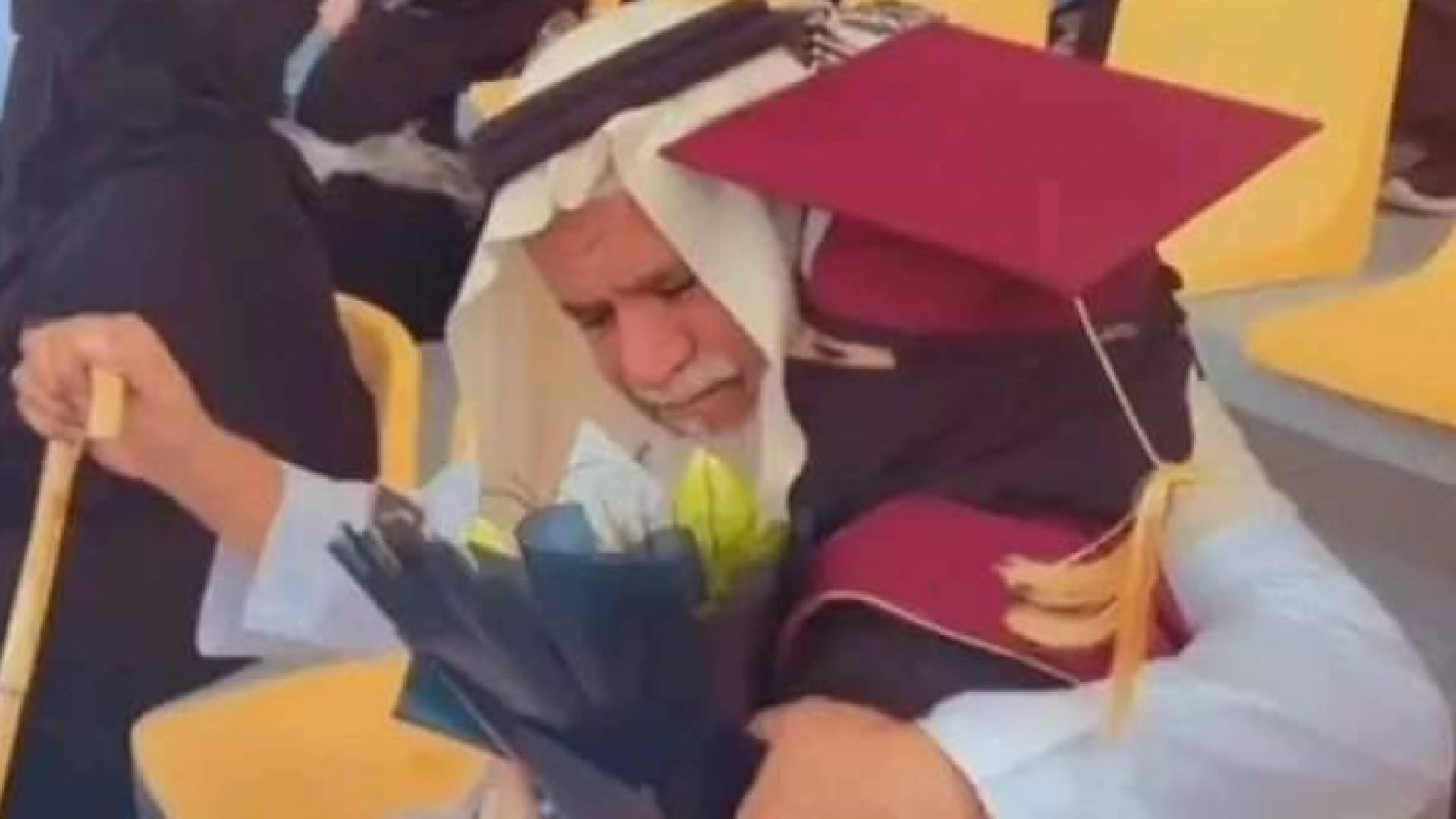 الأب أثناء احتضان ابنته