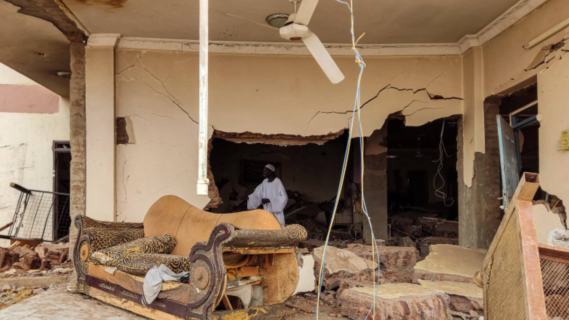 انهيار مبنى في العاصمة السودانية نتيجة للاشتباكات