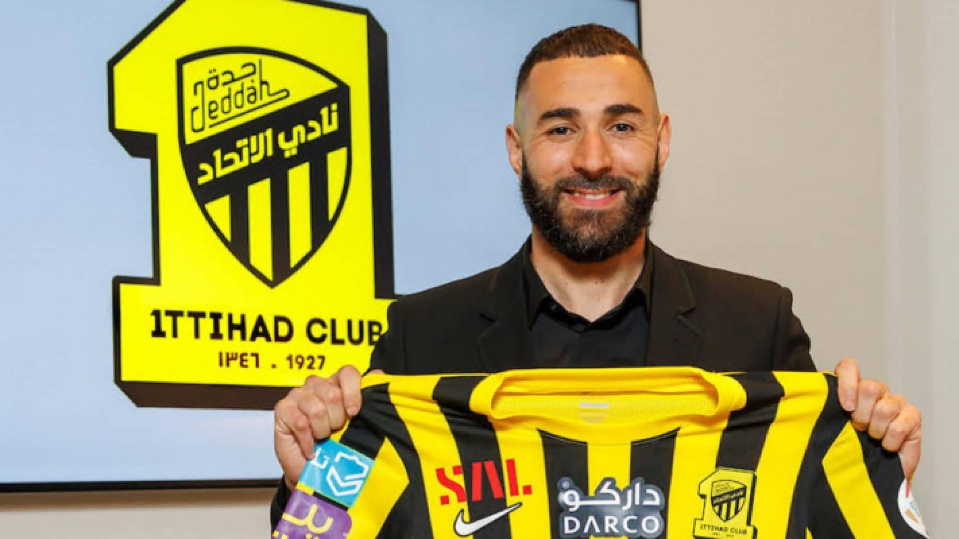 النجم الفرنسي كريم بنزيما وهو يحمل قميص ناديه الجديد اتحاد جدة