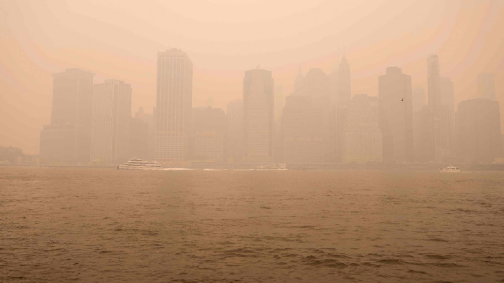 الدخان المنبعث من حرائق الغابات في كندا يغطي الأجواء