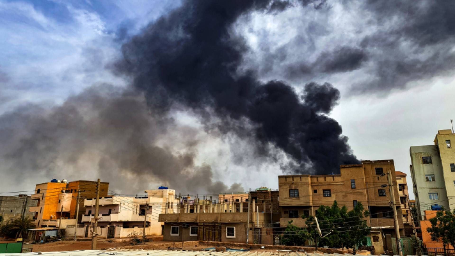 تصاعد أعمدة الدخان من حريق في مستودع للأخشاب في جنوب الخرطوم