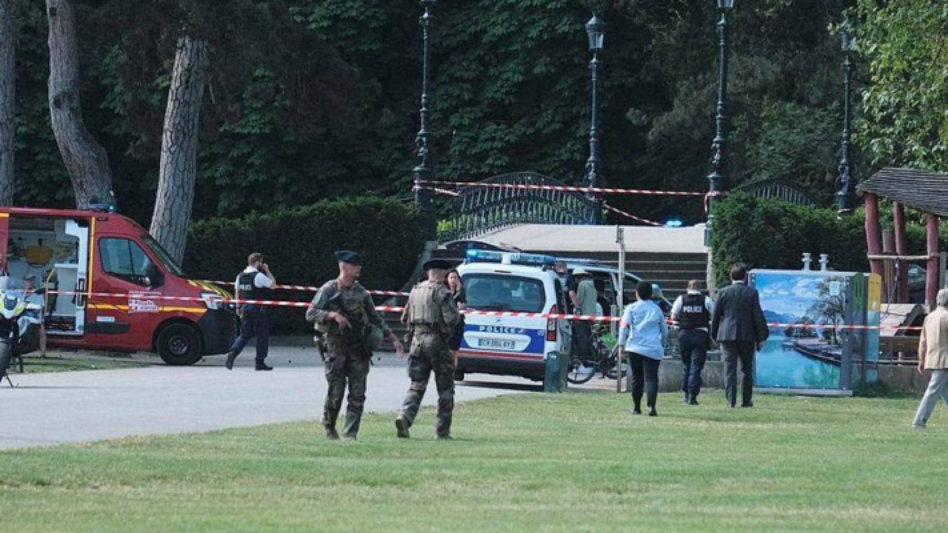 عناصر الشرطة يهرعون إلى موقع الهجوم