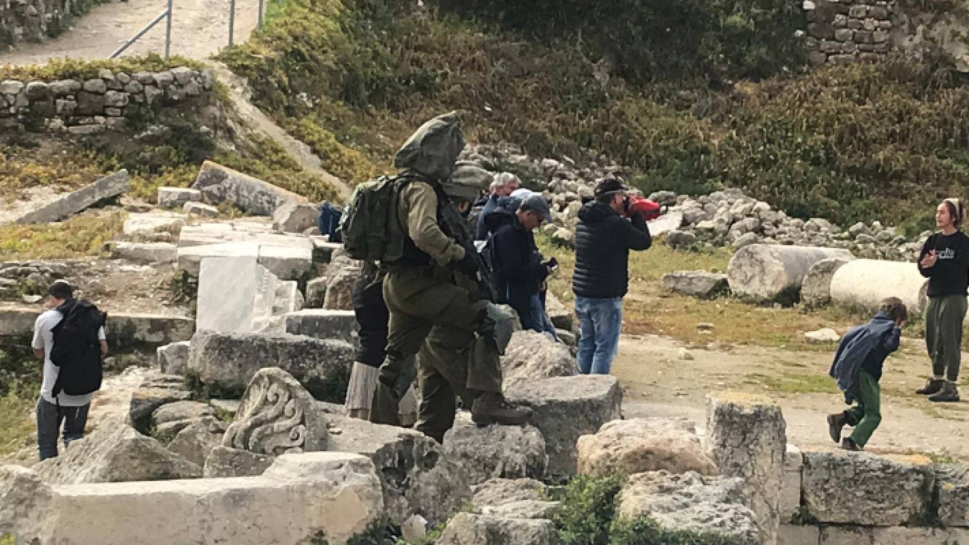 عناصر من قوات الاحتلال الإسرائيلي في الموقع الأثري في سبسطية