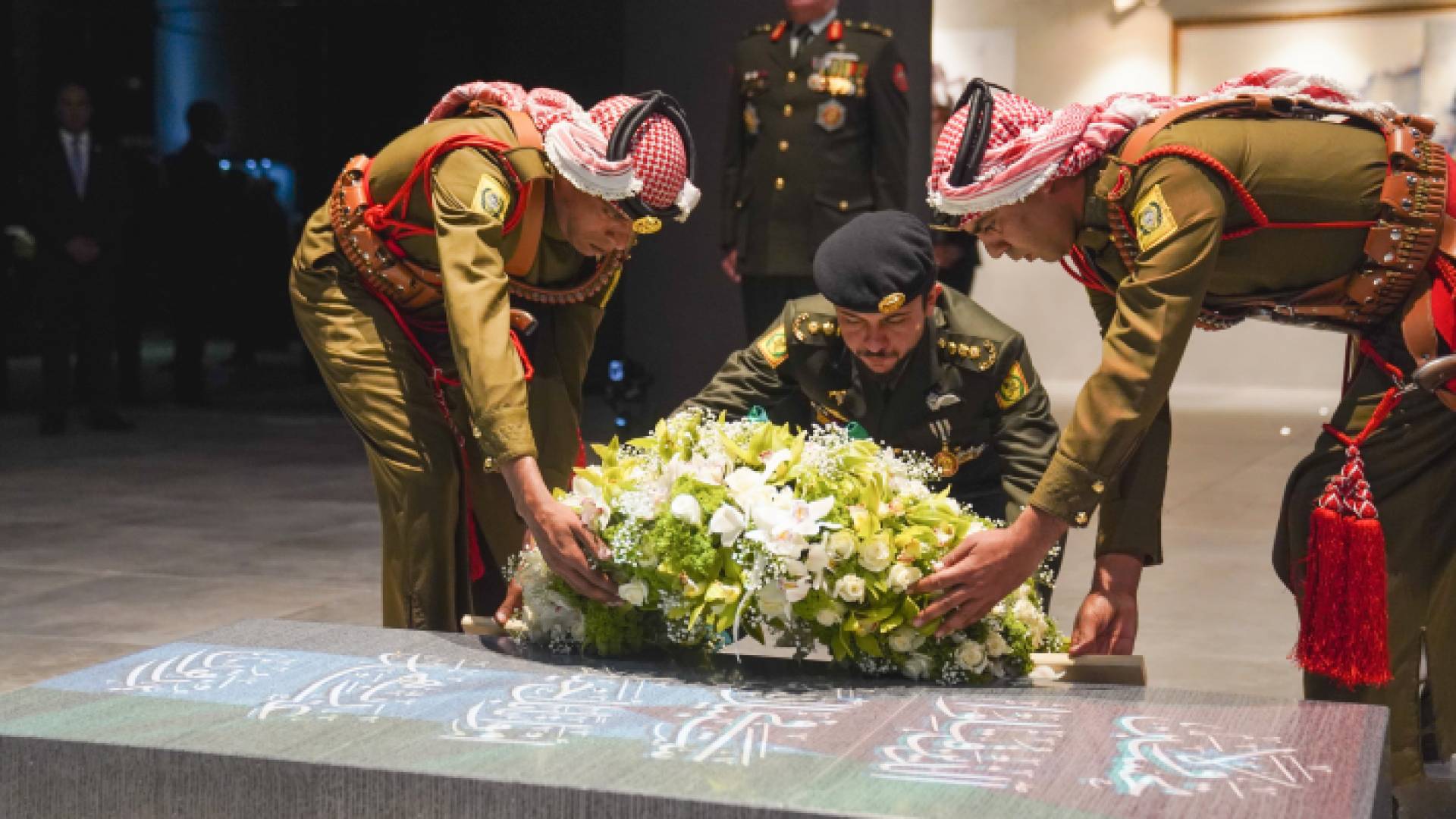 نائب جلالة الملك سمو الأمير الحسين بن عبدالله الثاني يضع إكليلا من الزهور على ضريح الجندي المجهول