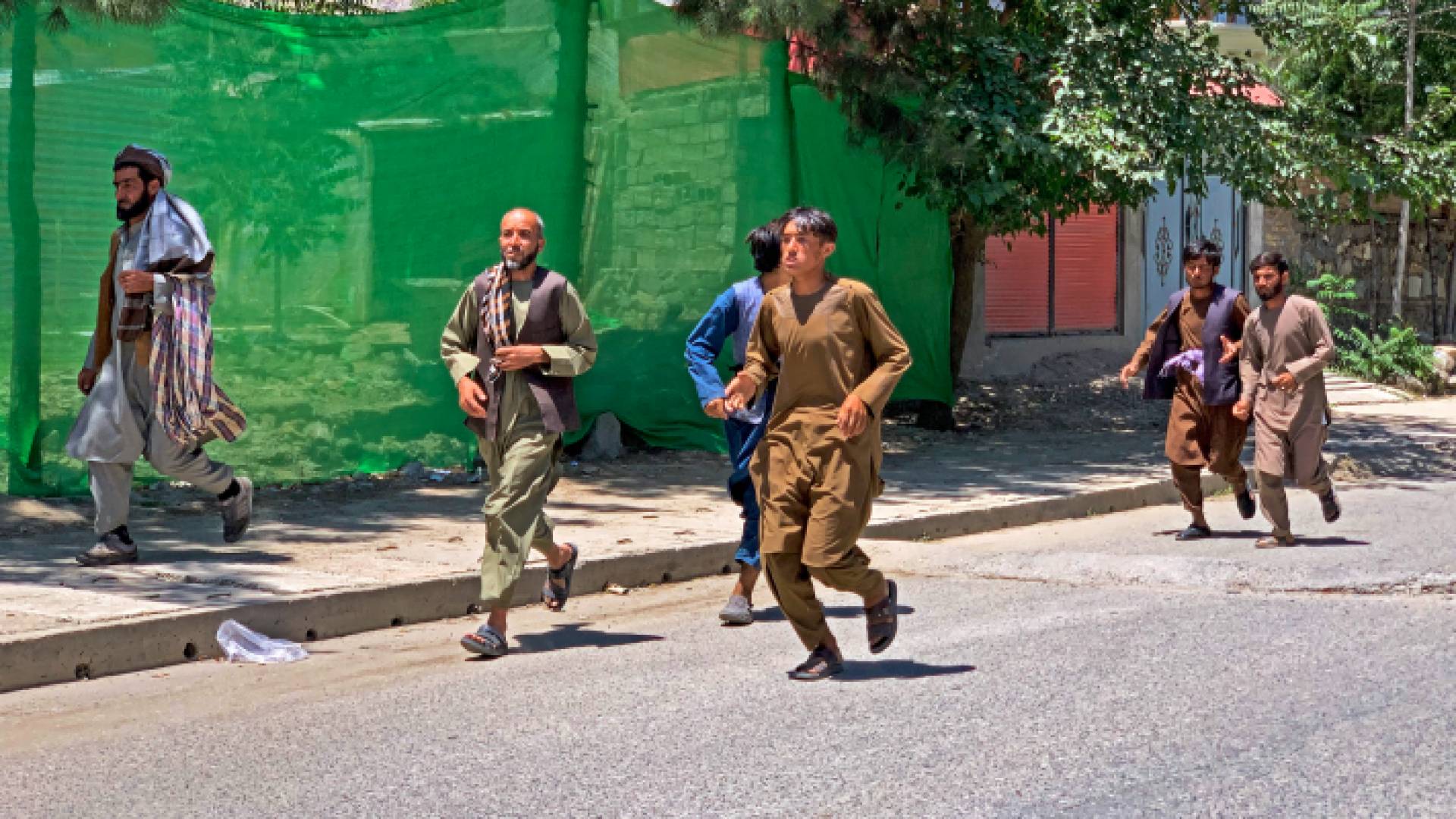 أفغان يهربون عقب الهجوم الانتحاري