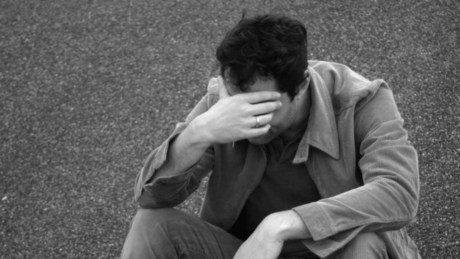 صورة تعبيرية لرجل يبكي