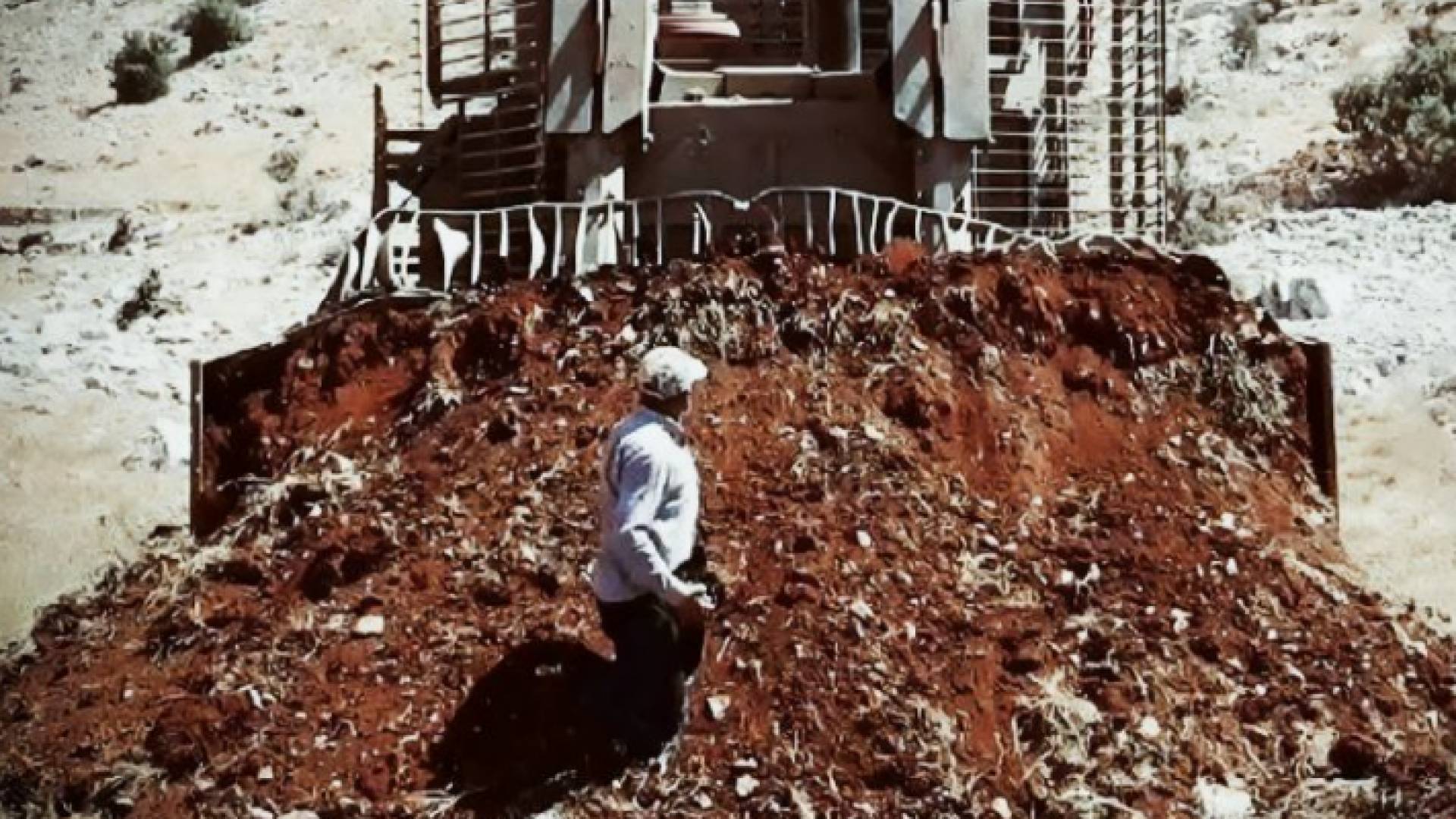 جرافة للكيان الإسرائيلي تحاول دفن مواطن لبناني