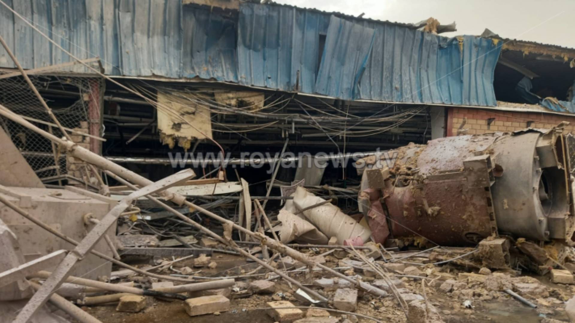 آثار الانفجار الذي وقع في أحد المصانع بمنطقة الظليل