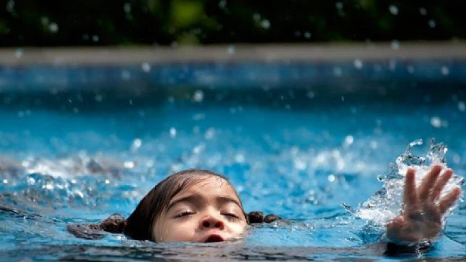 صورة تعبيرية لطفلة تغرق