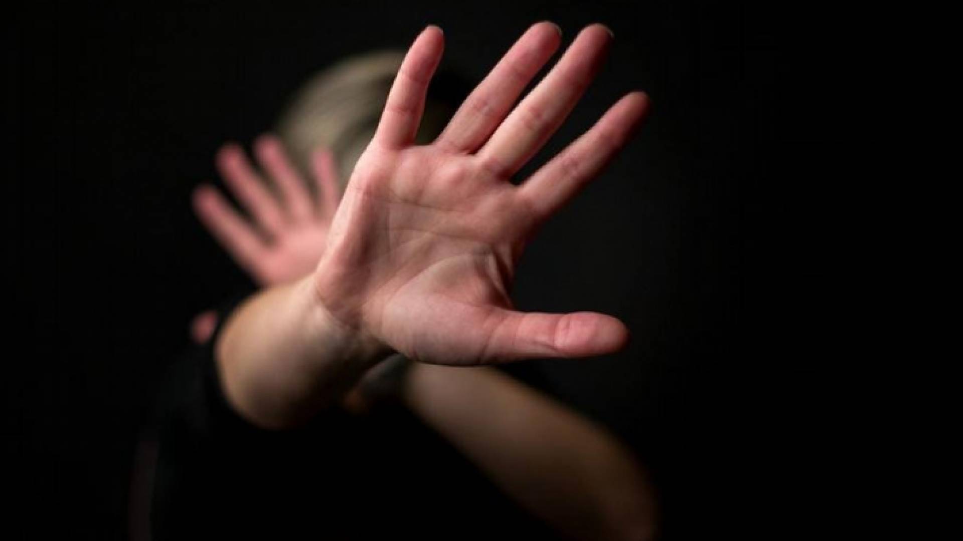 سيدة تحمي وجهها من اعتداء "تعبيرية"