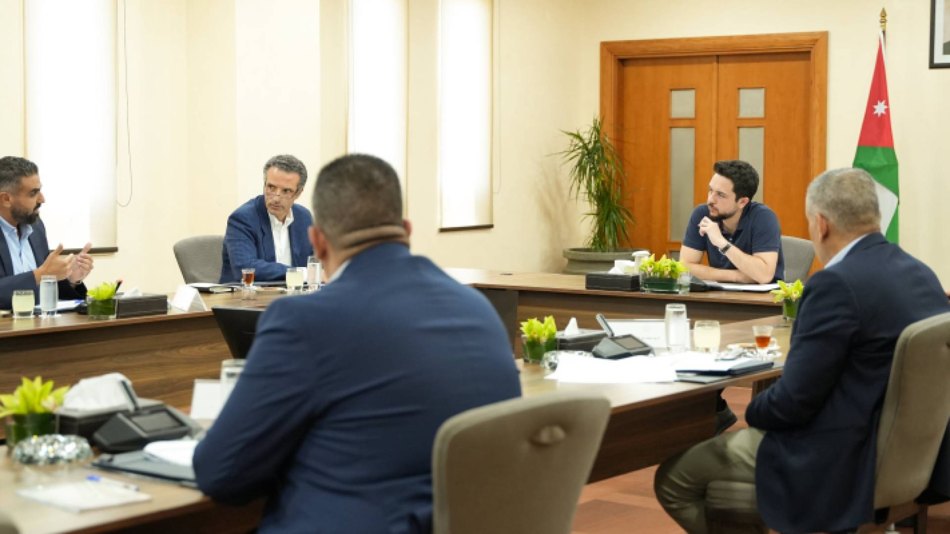 ولي العهد خلال ترأسه اجتماعا في العقبة