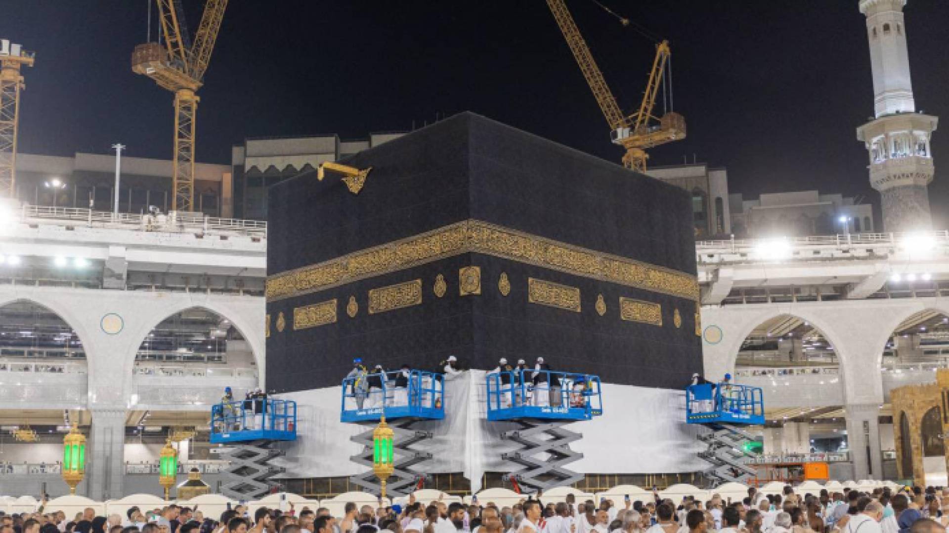 أثناء رفع ستائر الكعبة المشرفة