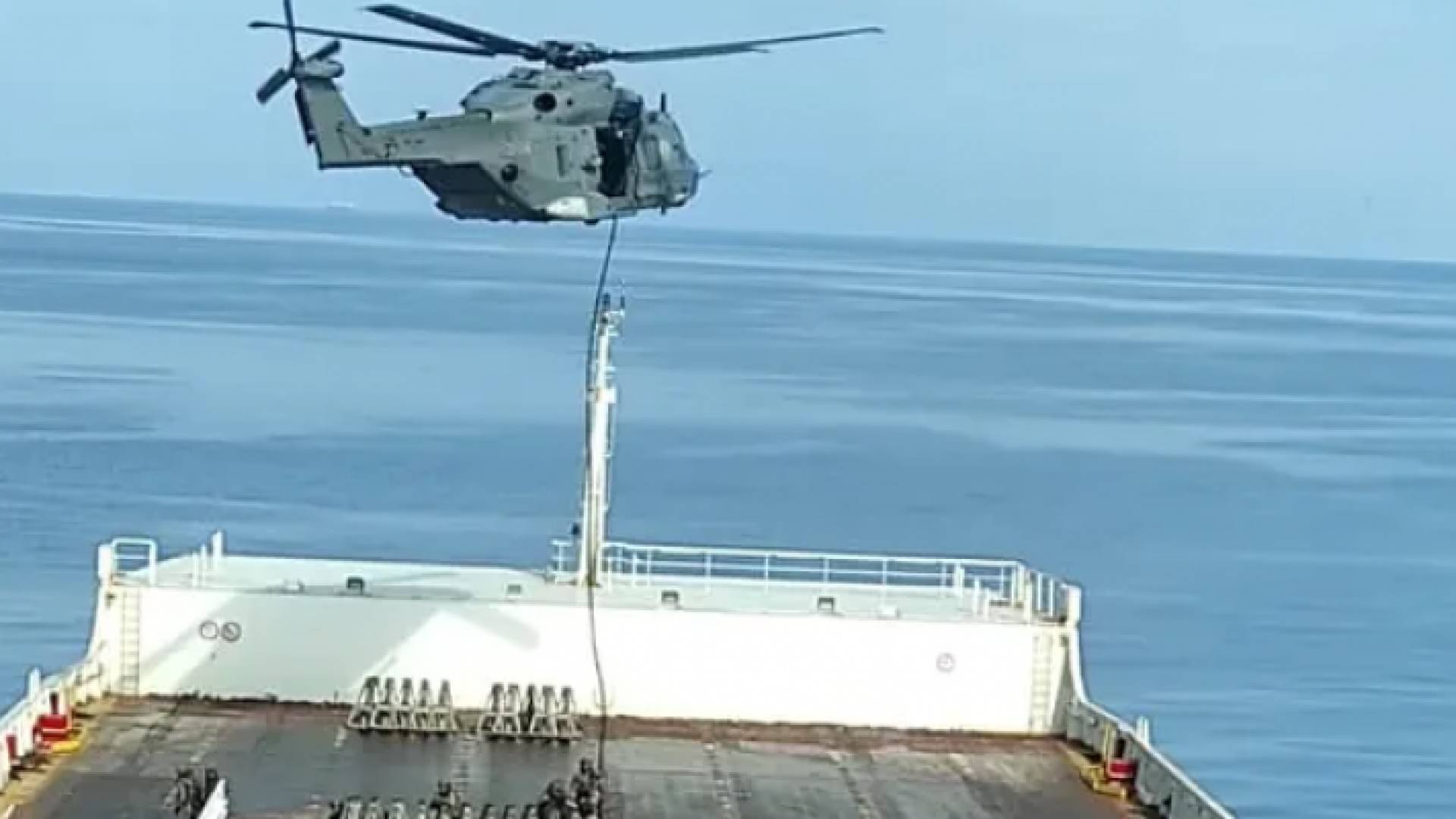 قوات الأمن الخاصة الإيطالية تنقذ السفينة