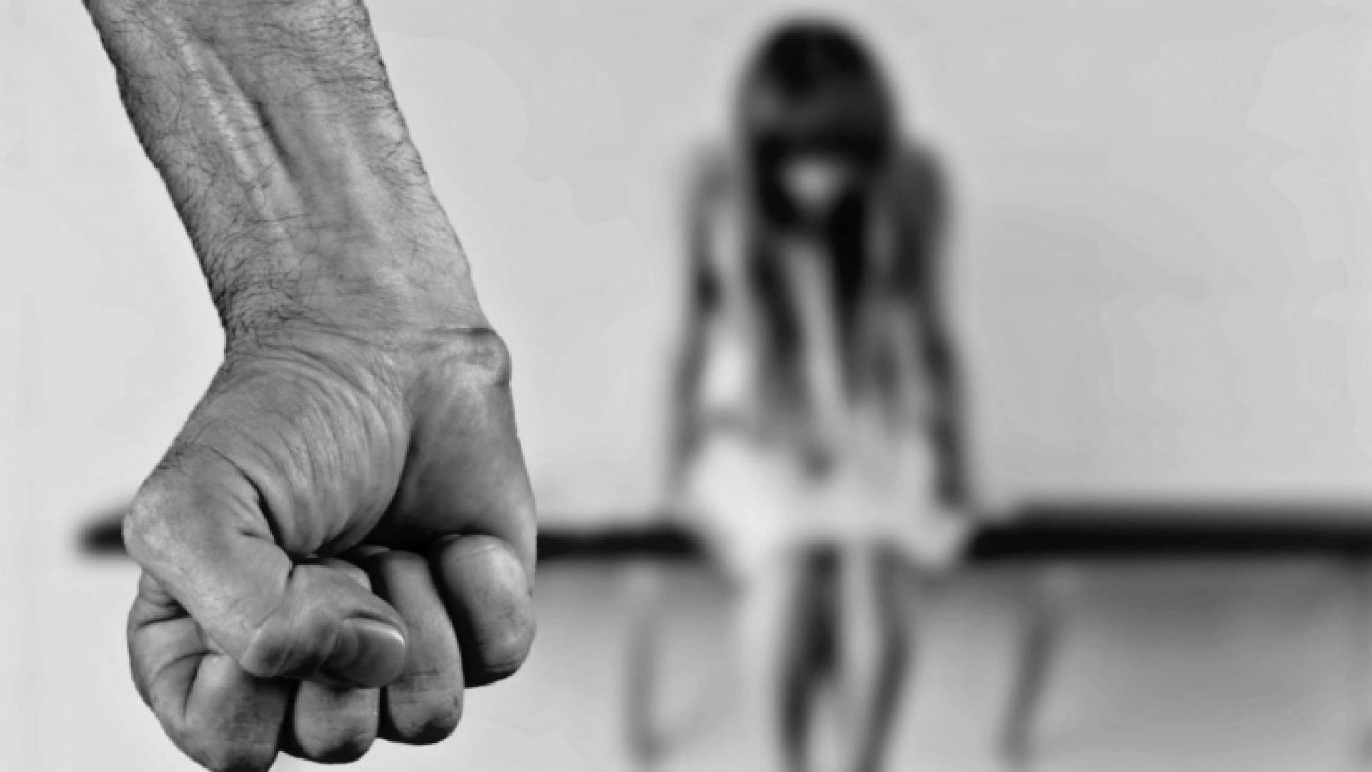 شخص يعنف طفلة "تعبيرية"