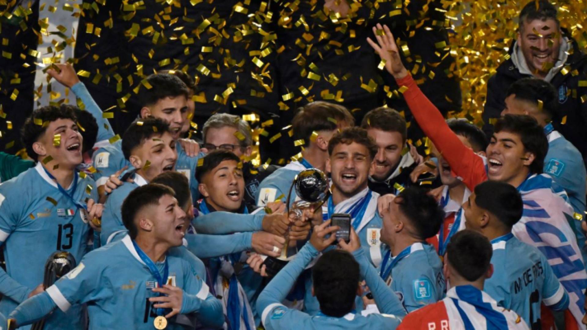 لحظة تتويج منتيخب الأوروغواي "ا ف ب"